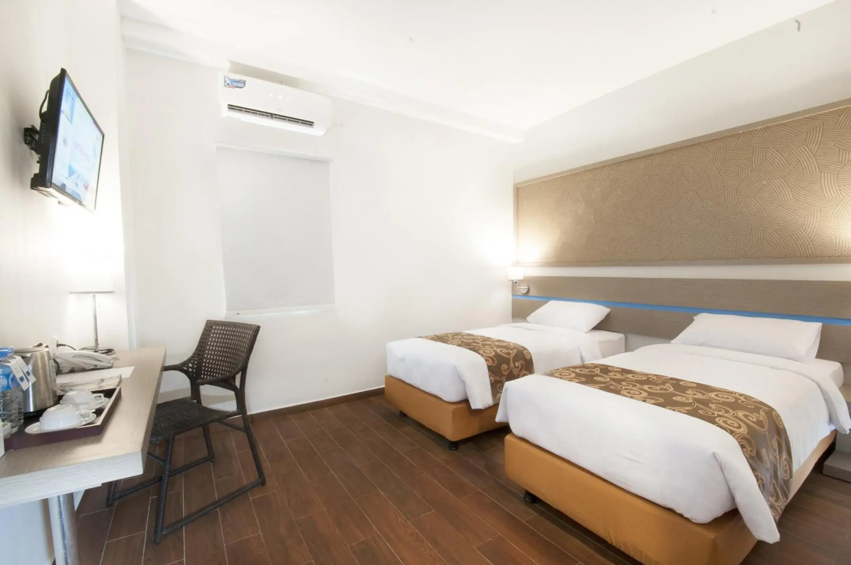 Photo of the whole room, Bed in Genio Hotel Manado