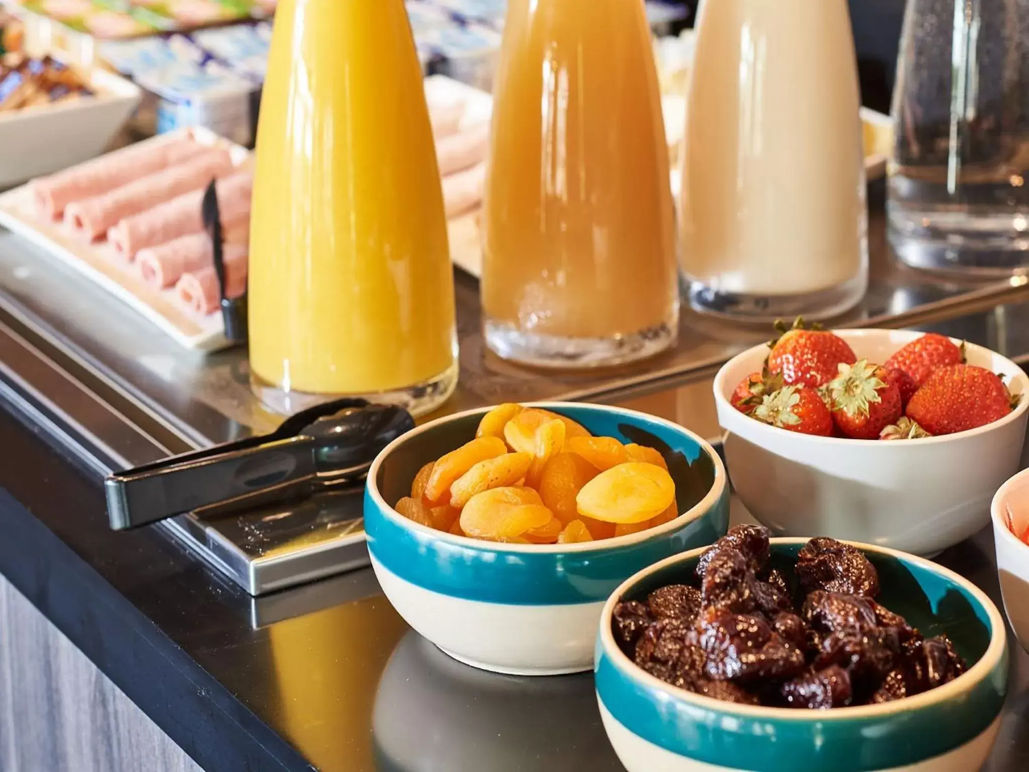 Buffet breakfast in Kyriad Rouen Sud - Val de Reuil Buffet breakfast in Kyriad Rouen Sud - Val de Reuil