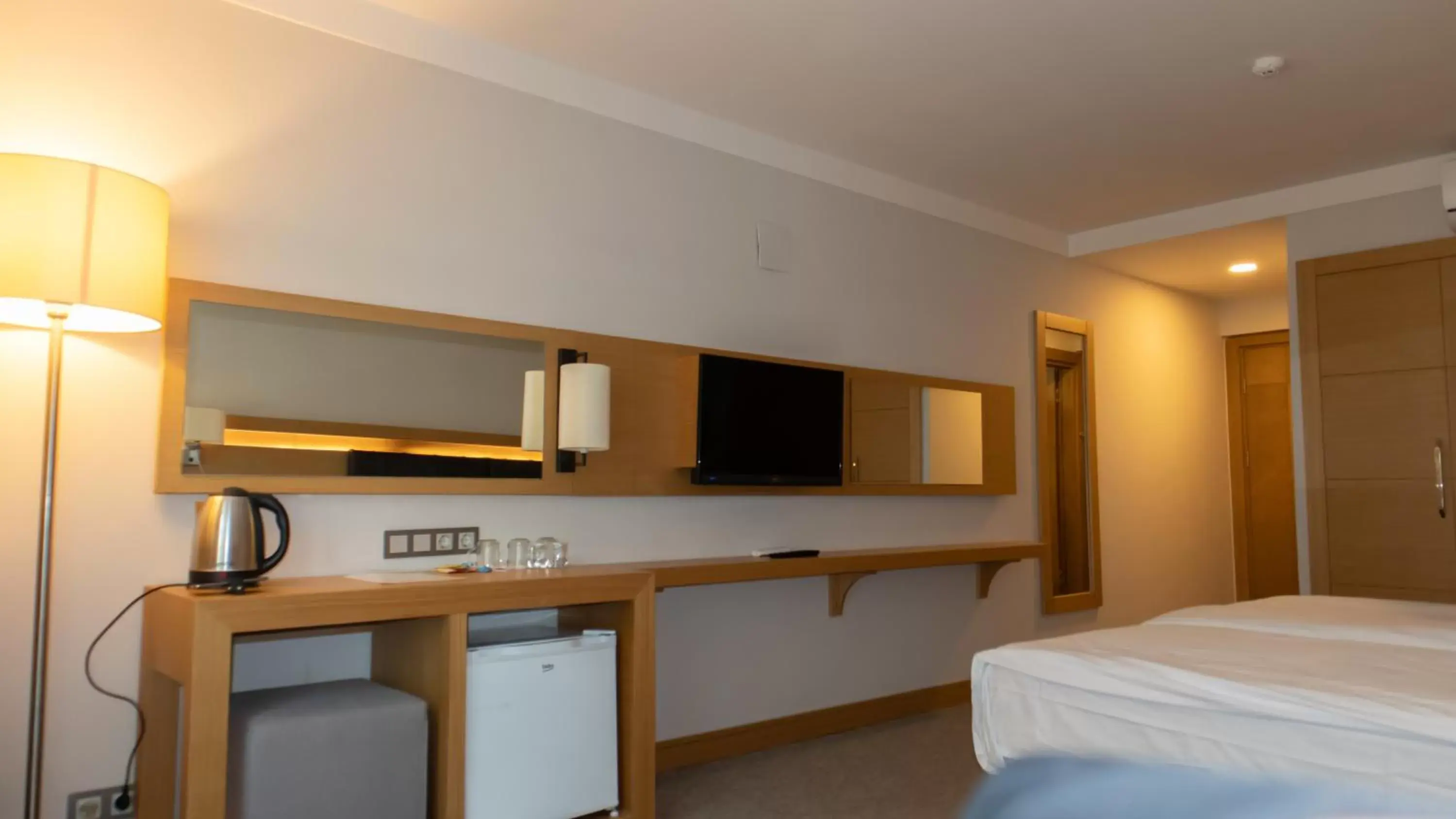 Bed, Kitchen/Kitchenette in LOTUSPARK HOTEL