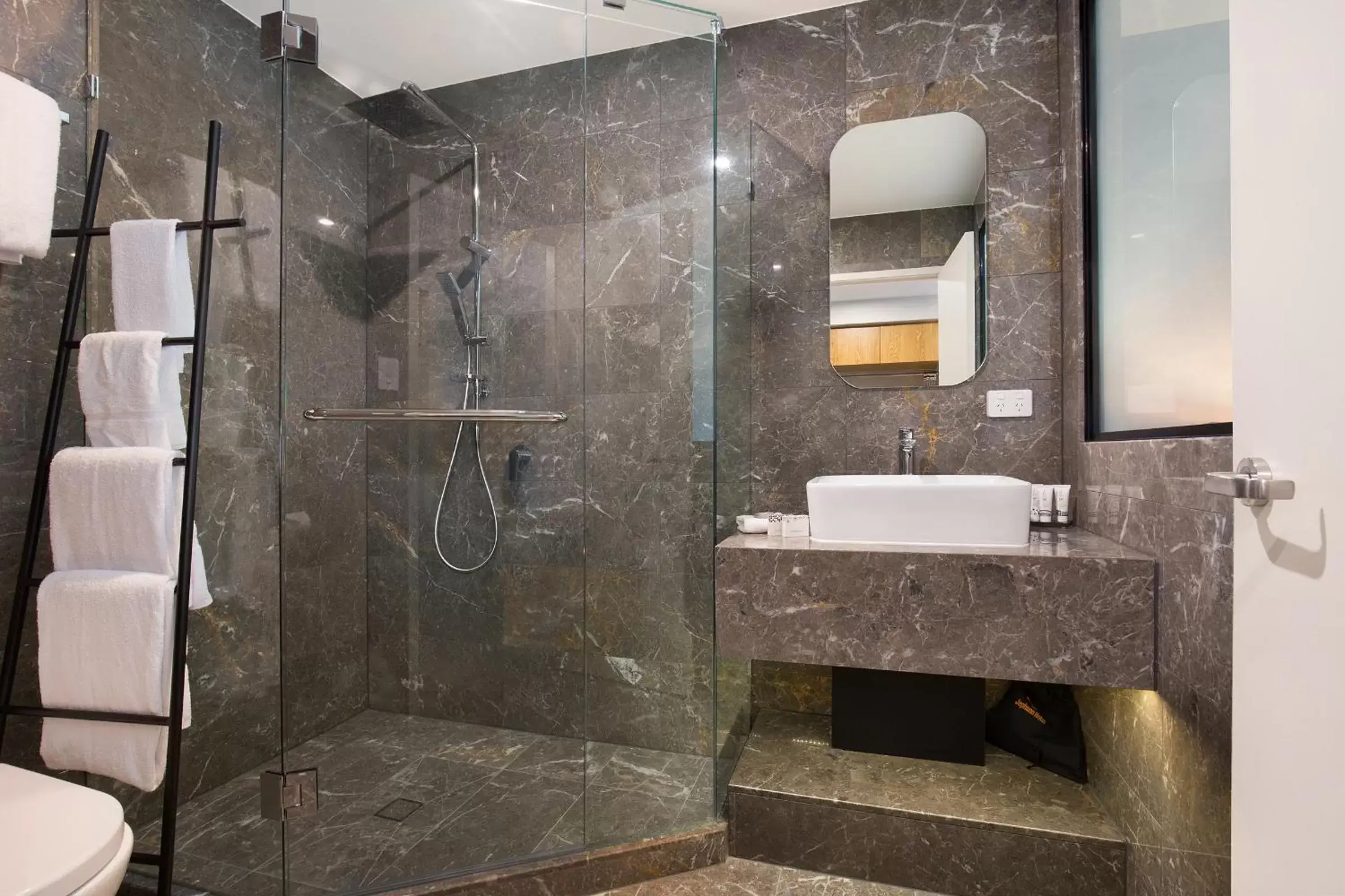 Shower, Bathroom in Jephson Hotel & Apartments