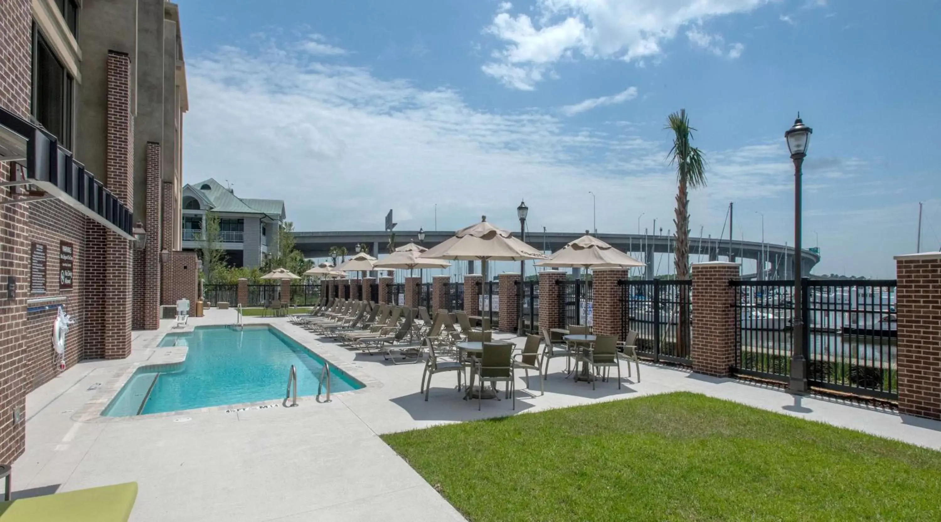 Pool view, Swimming Pool in Hilton Garden Inn Charleston Waterfront/Downtown