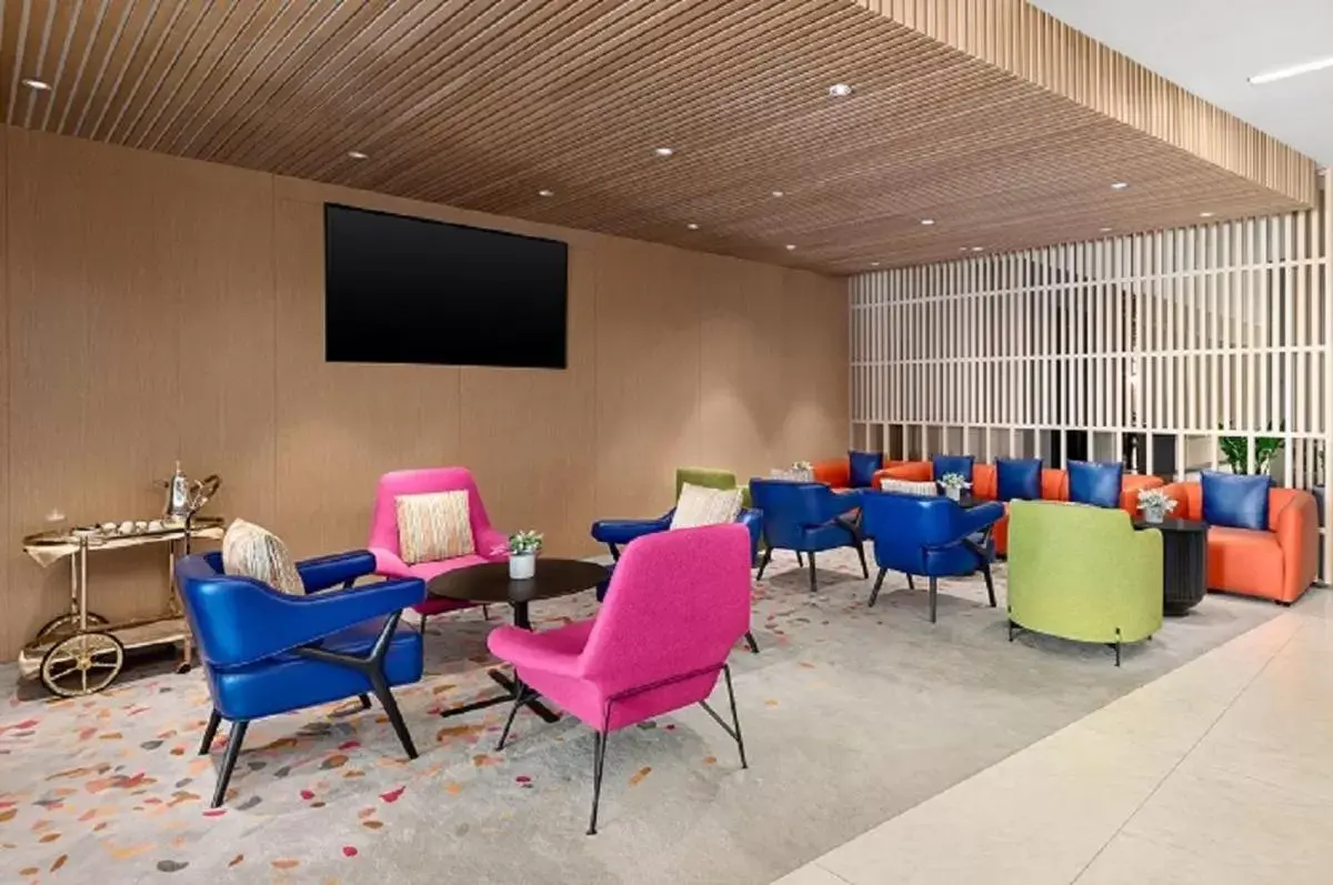 Communal lounge/ TV room in La Quinta by Wyndham Dubai Jumeirah