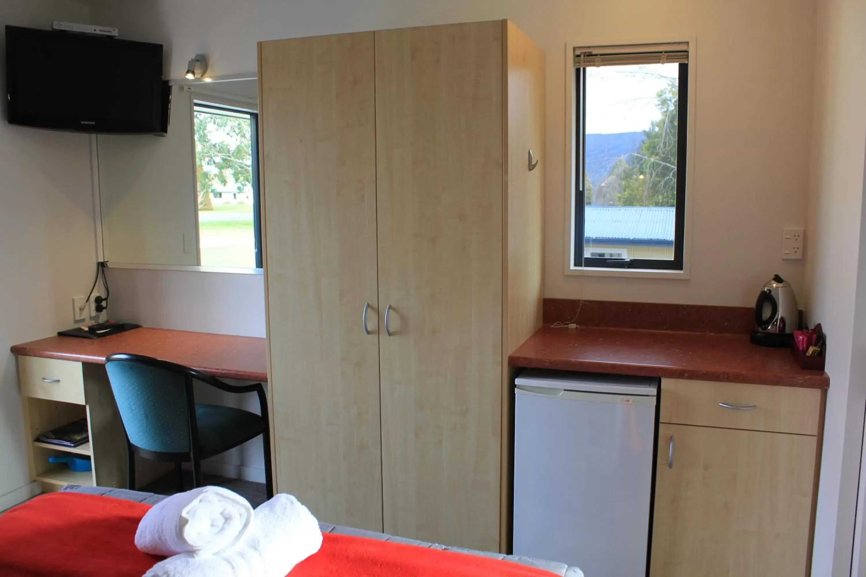 TV and multimedia, Kitchen/Kitchenette in Bella Vista Motel Te Anau