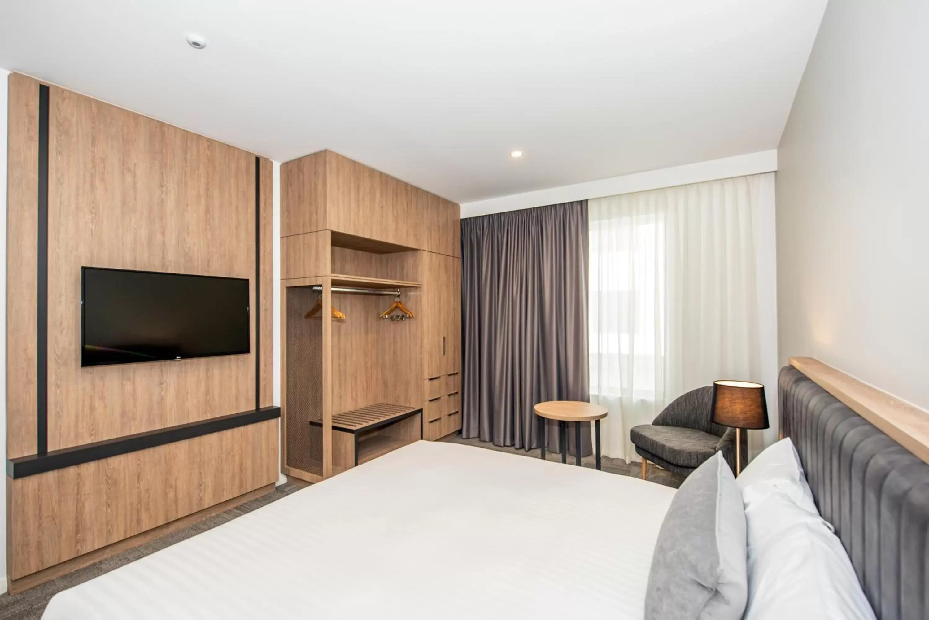 Bedroom, TV/Entertainment Center in Ingot Hotel Perth, Ascend Hotel Collection