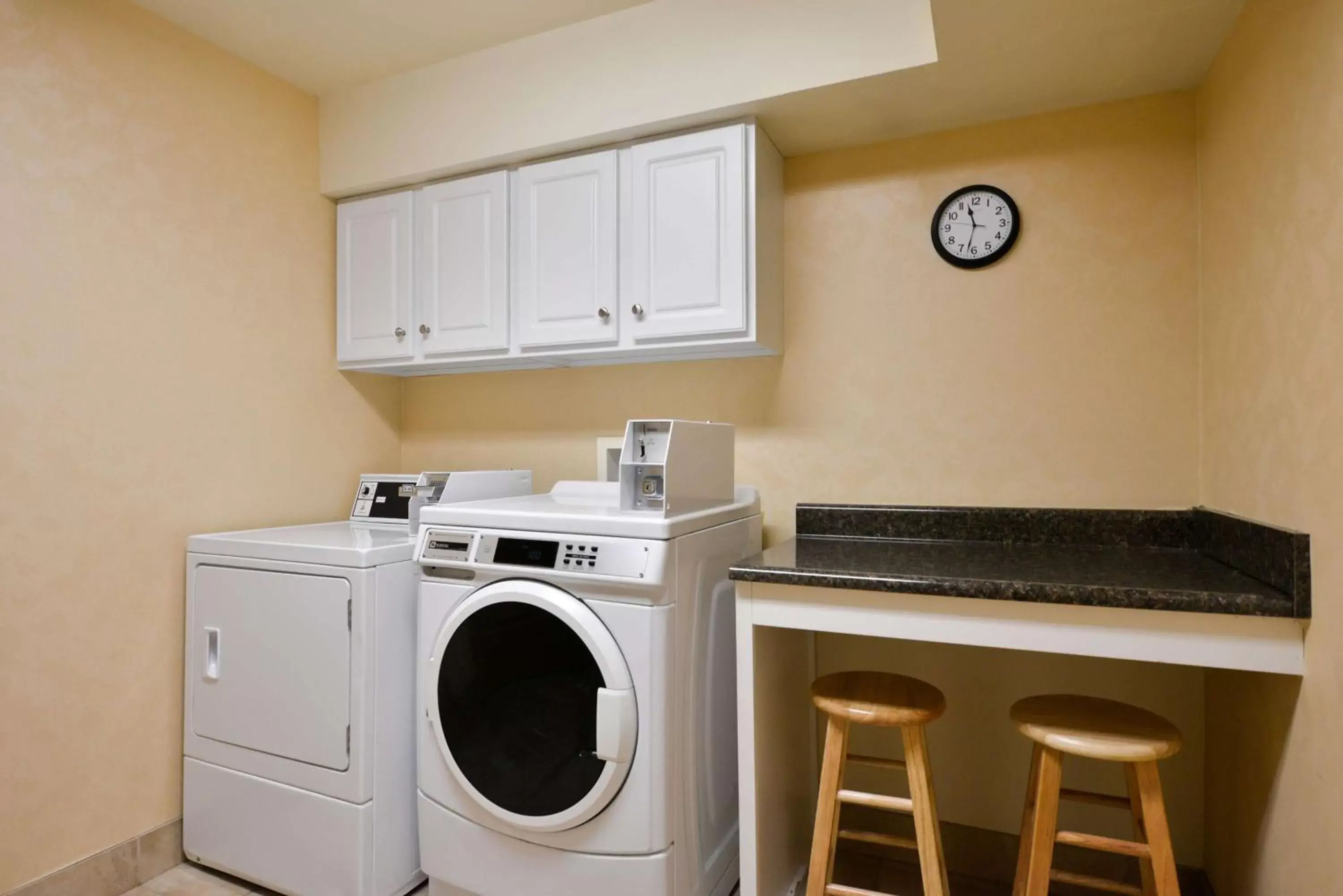 Property building, Kitchen/Kitchenette in Hampton Inn Williamsburg