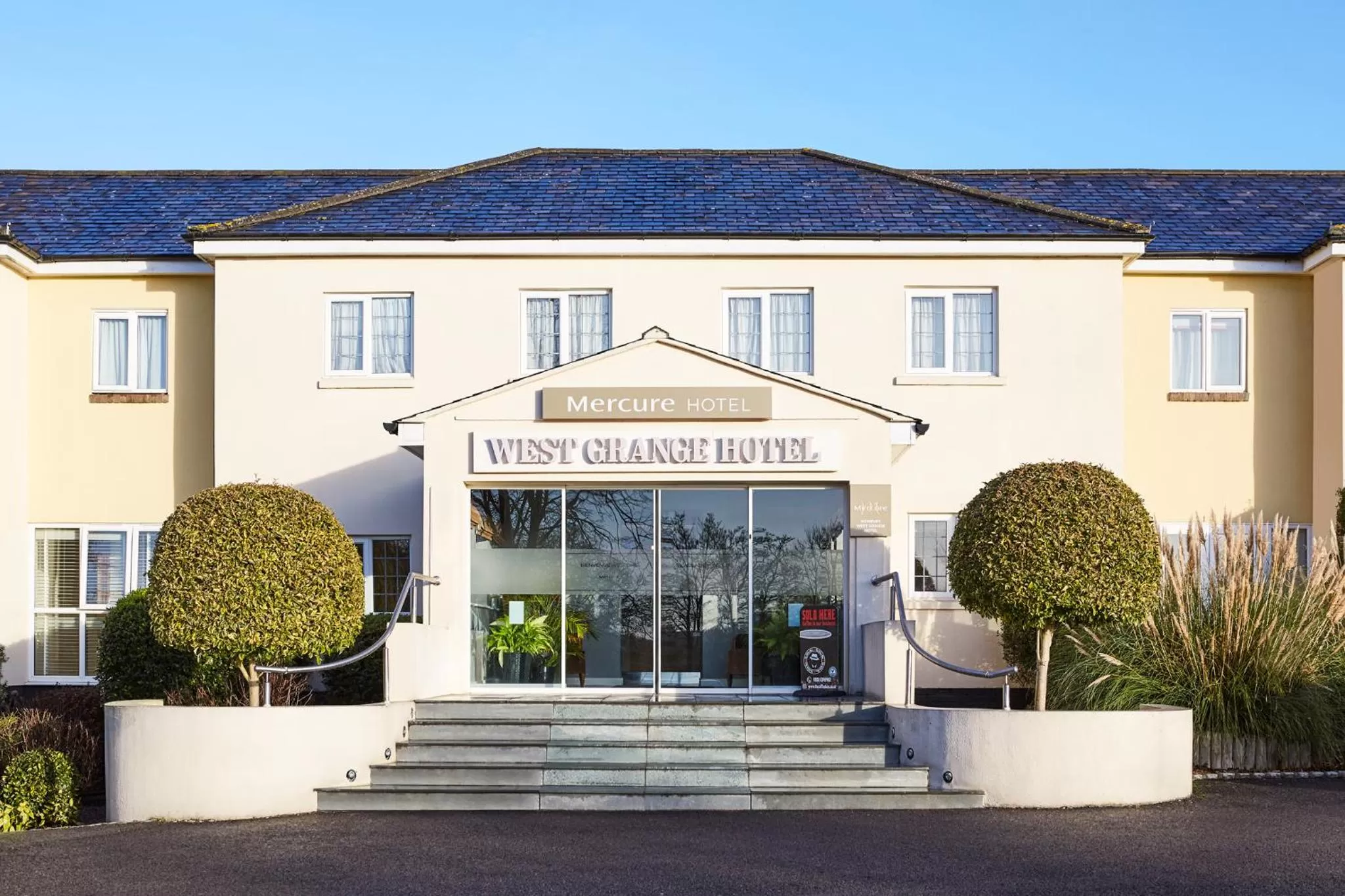 Property building in Mercure Newbury West Grange Hotel