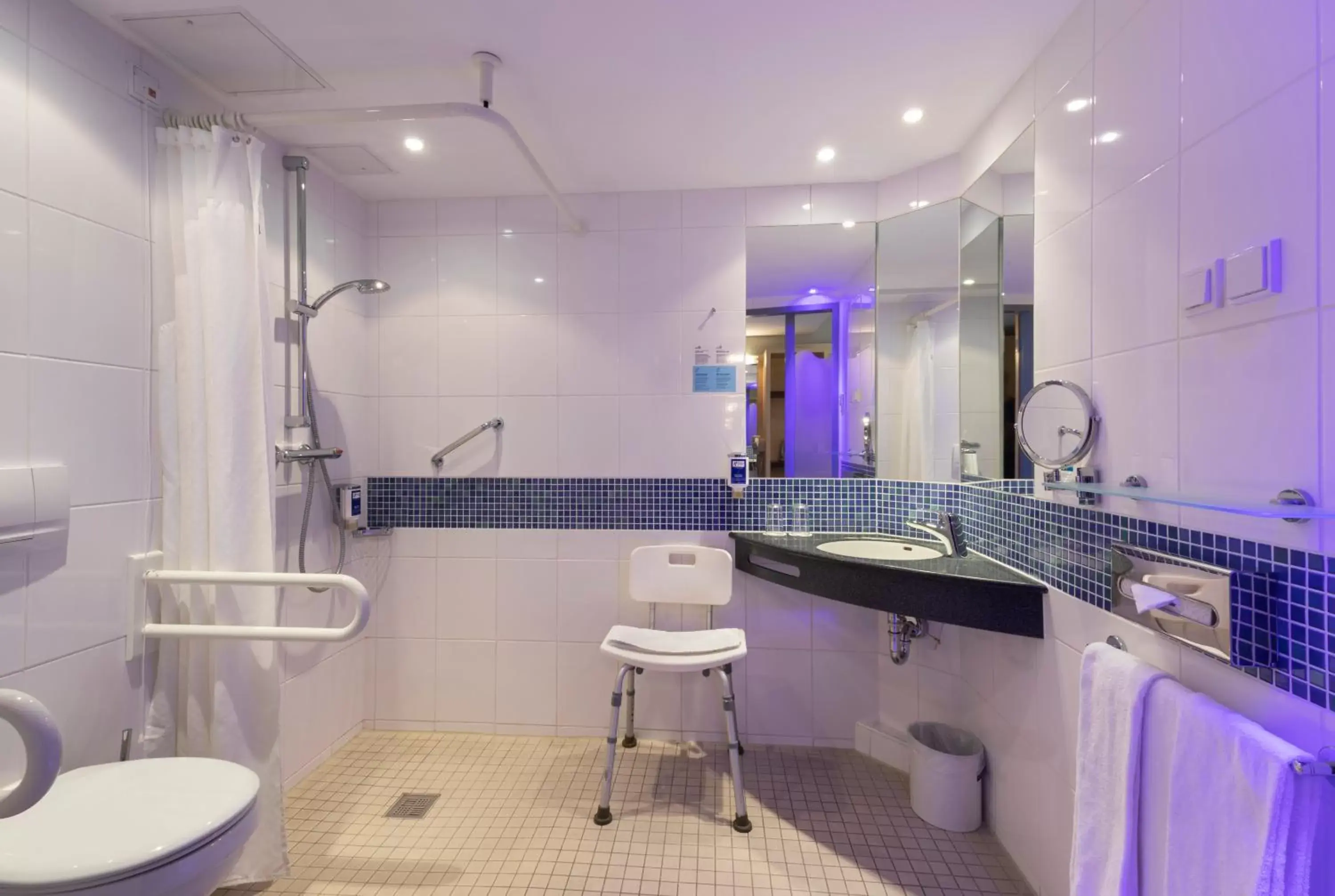 Bathroom in Holiday Inn Express Nürnberg-Schwabach