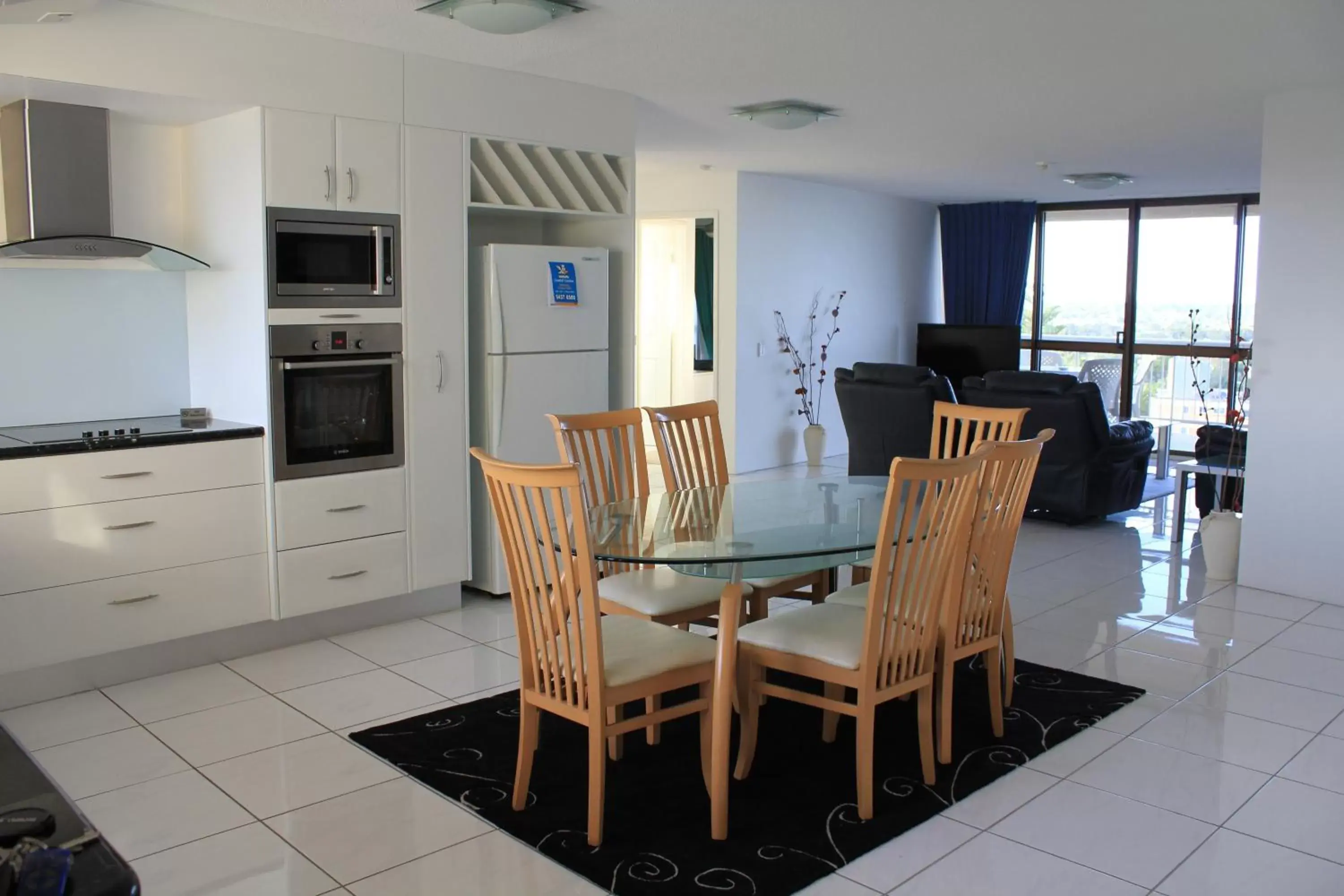 Kitchen or kitchenette, Dining Area in Gemini Resort