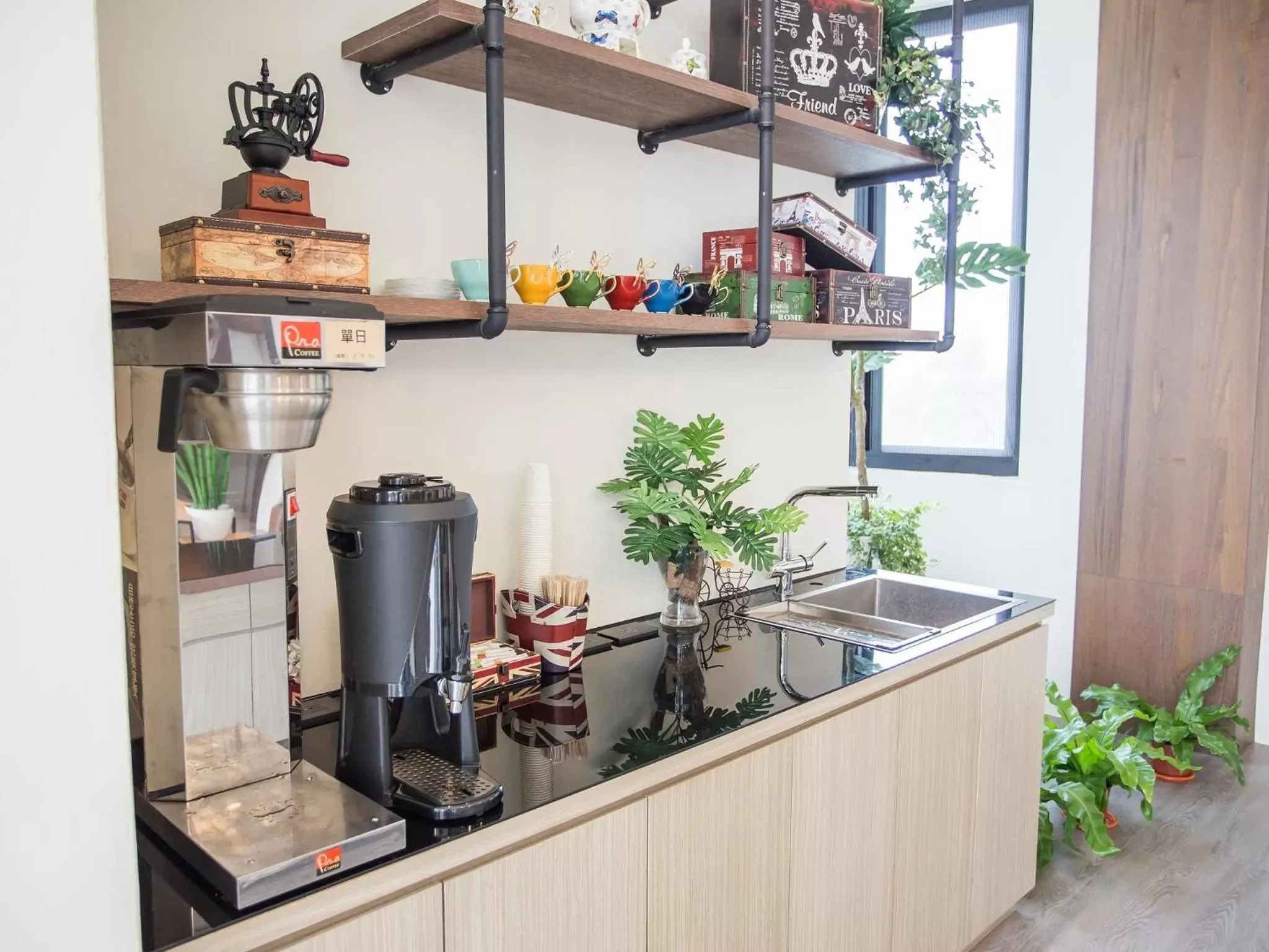 Breakfast, Kitchen/Kitchenette in Rainbow Hotel