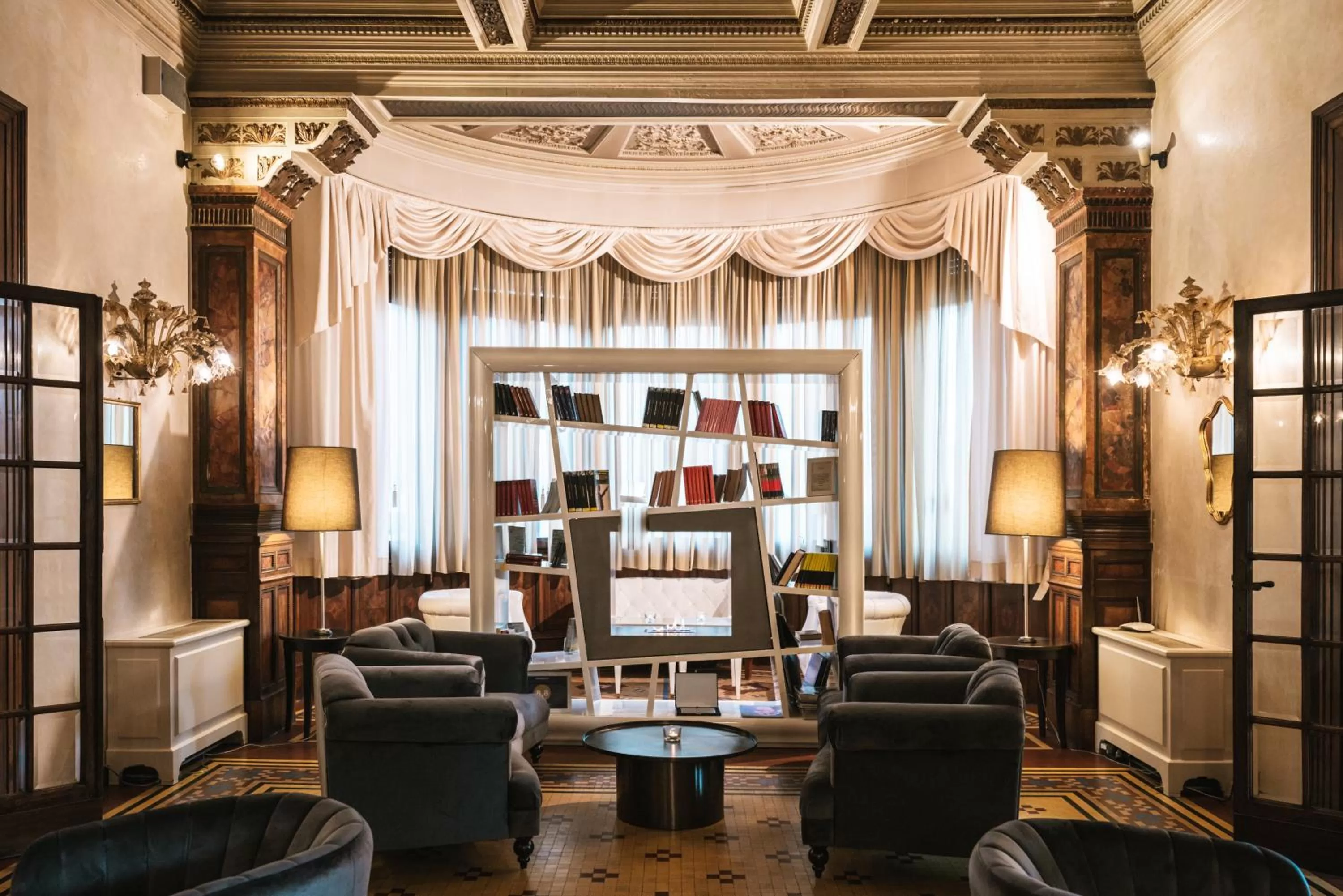 Communal lounge/ TV room in Hotel De La Ville