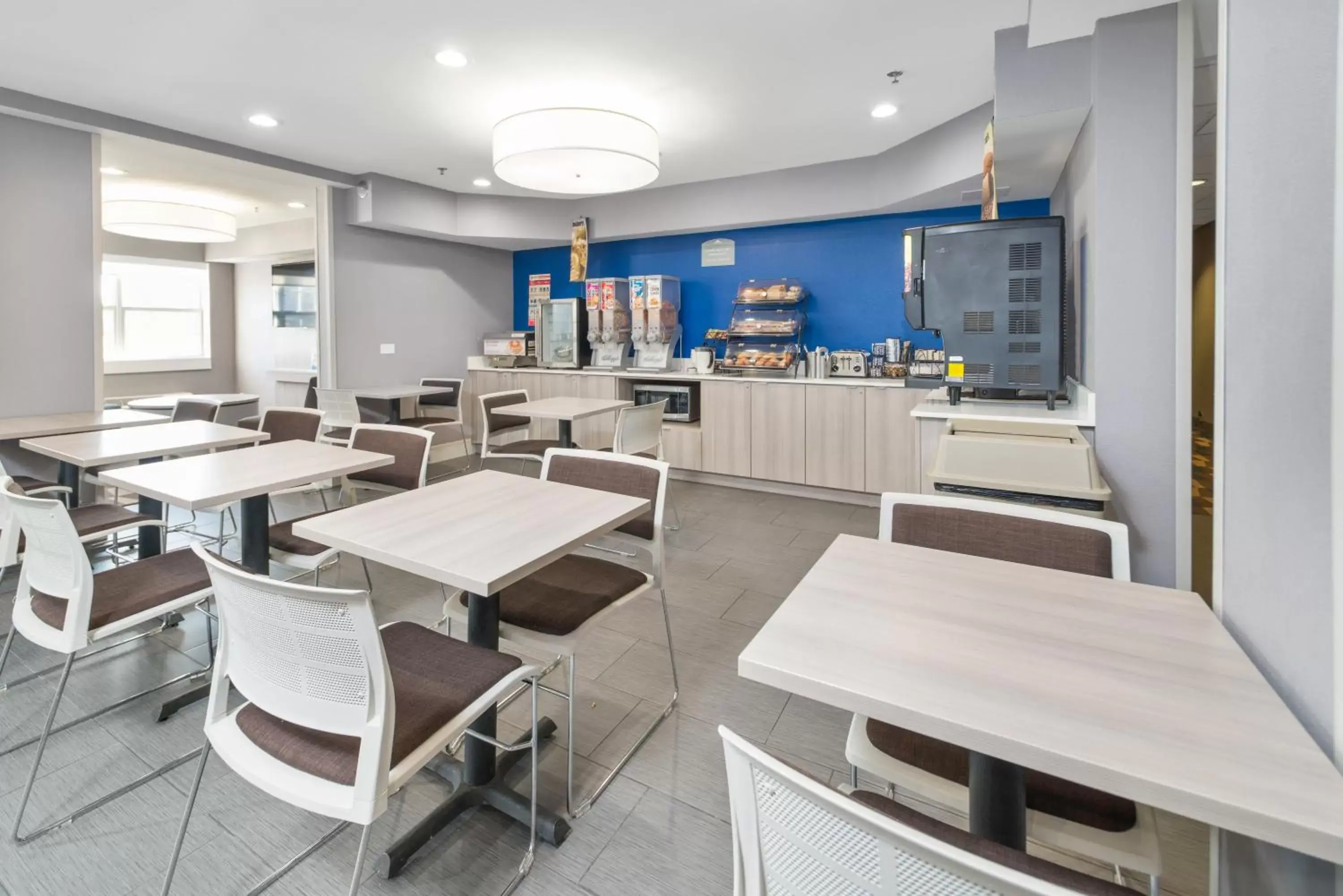 Coffee/tea facilities, Restaurant/Places to Eat in Microtel Inn & Suites by Wyndham Bethel/Danbury