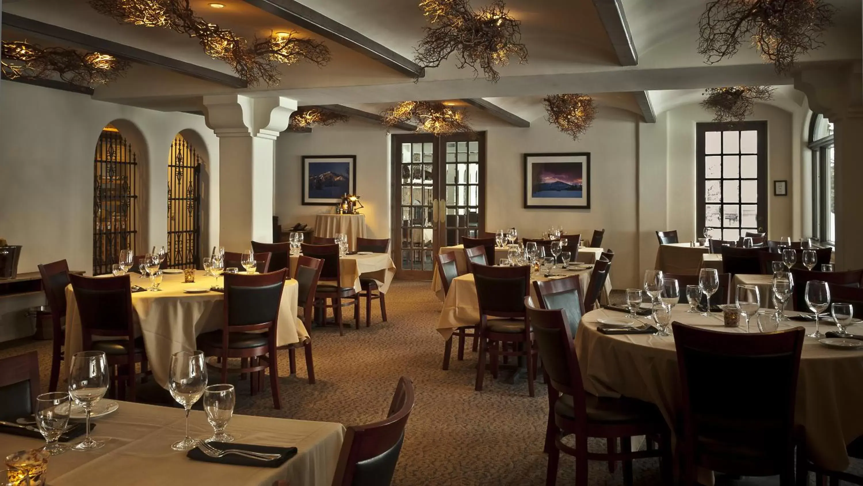 Restaurant/places to eat in Knob Hill Inn Restaurant/places to eat in Knob Hill Inn