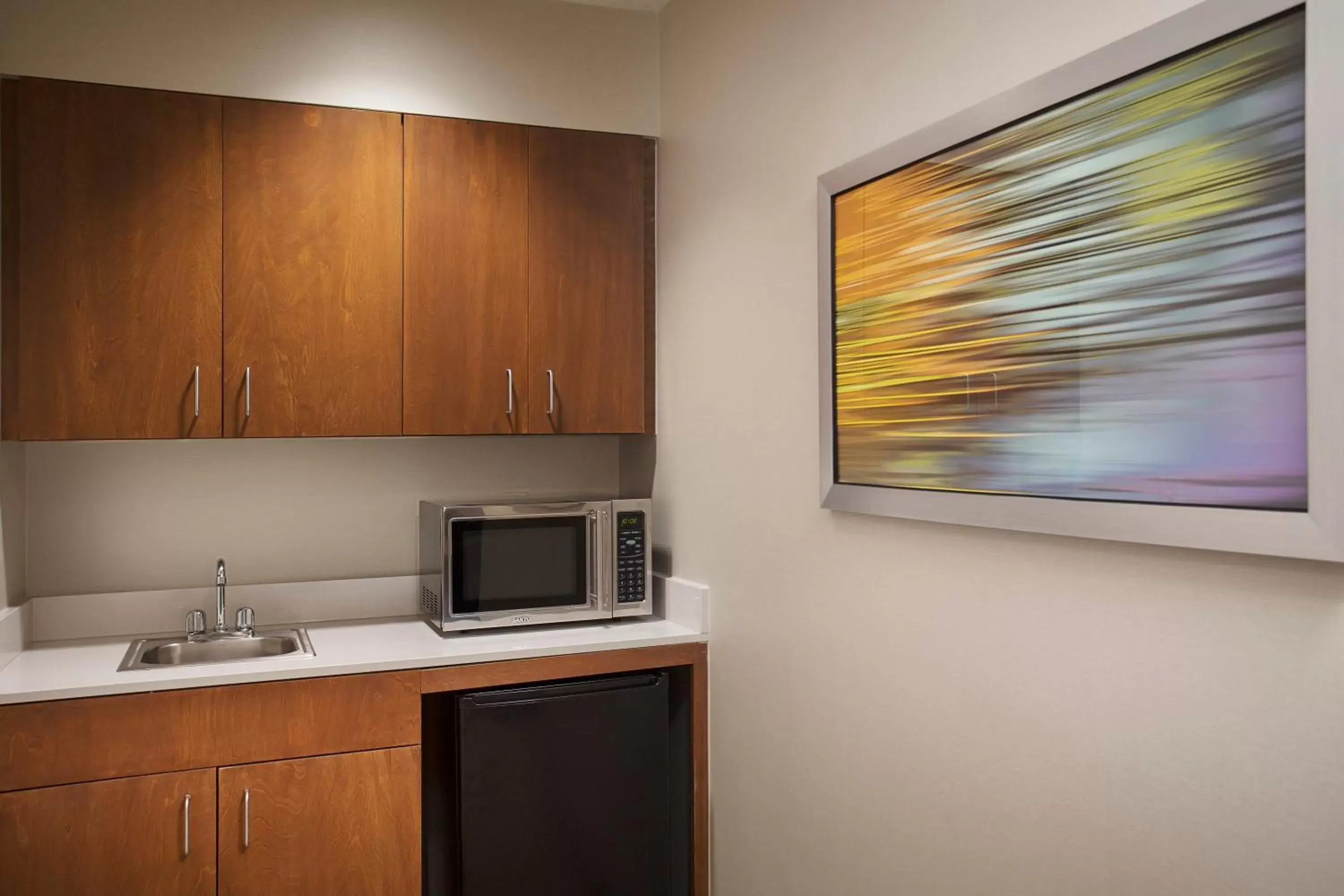 Photo of the whole room, Kitchen/Kitchenette in Holiday Inn Grand Rapids-Airport, an IHG Hotel