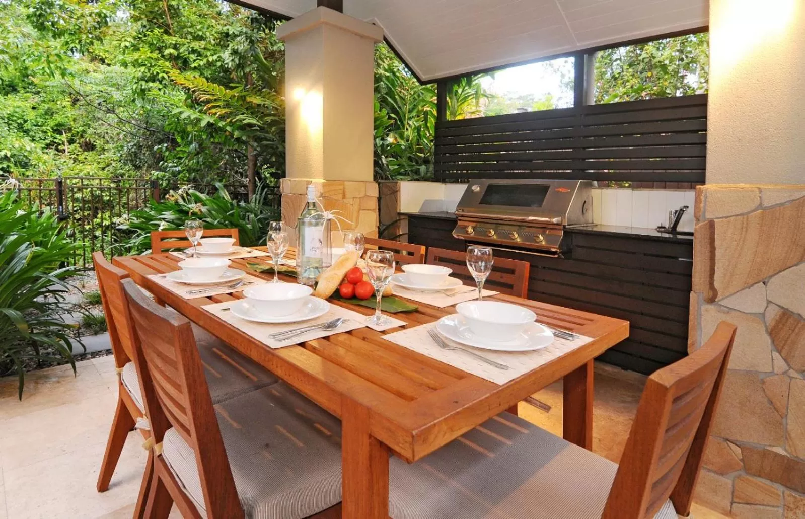 BBQ facilities, Restaurant/Places to Eat in Port Douglas Private Apartments in Temple