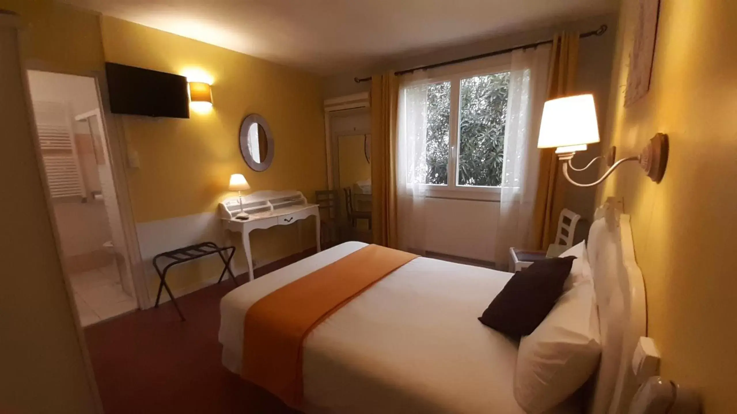 Bedroom, Bed in Hôtel du Tricastin