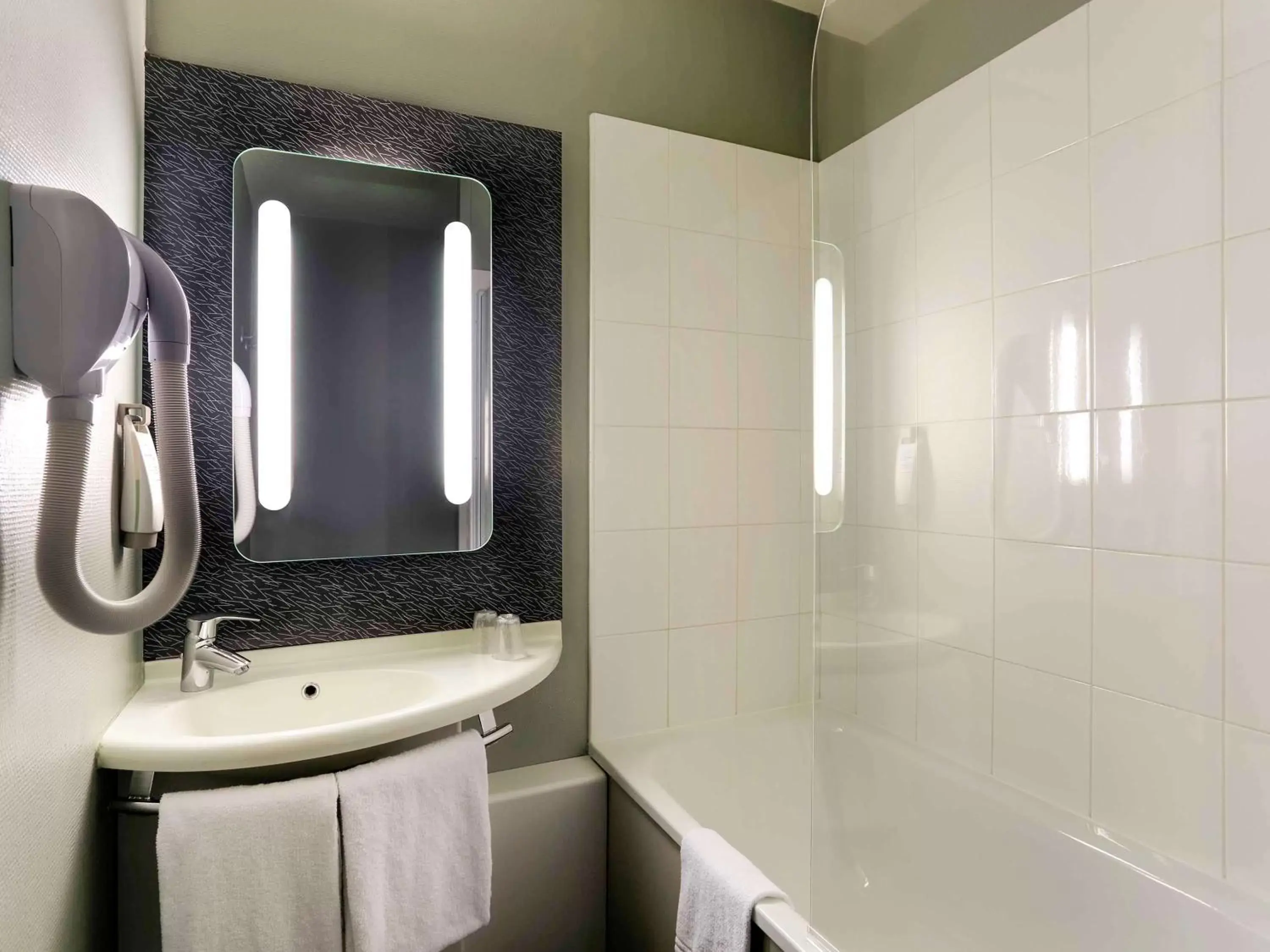 Photo of the whole room, Bathroom in ibis Le Mans Est Pontlieue