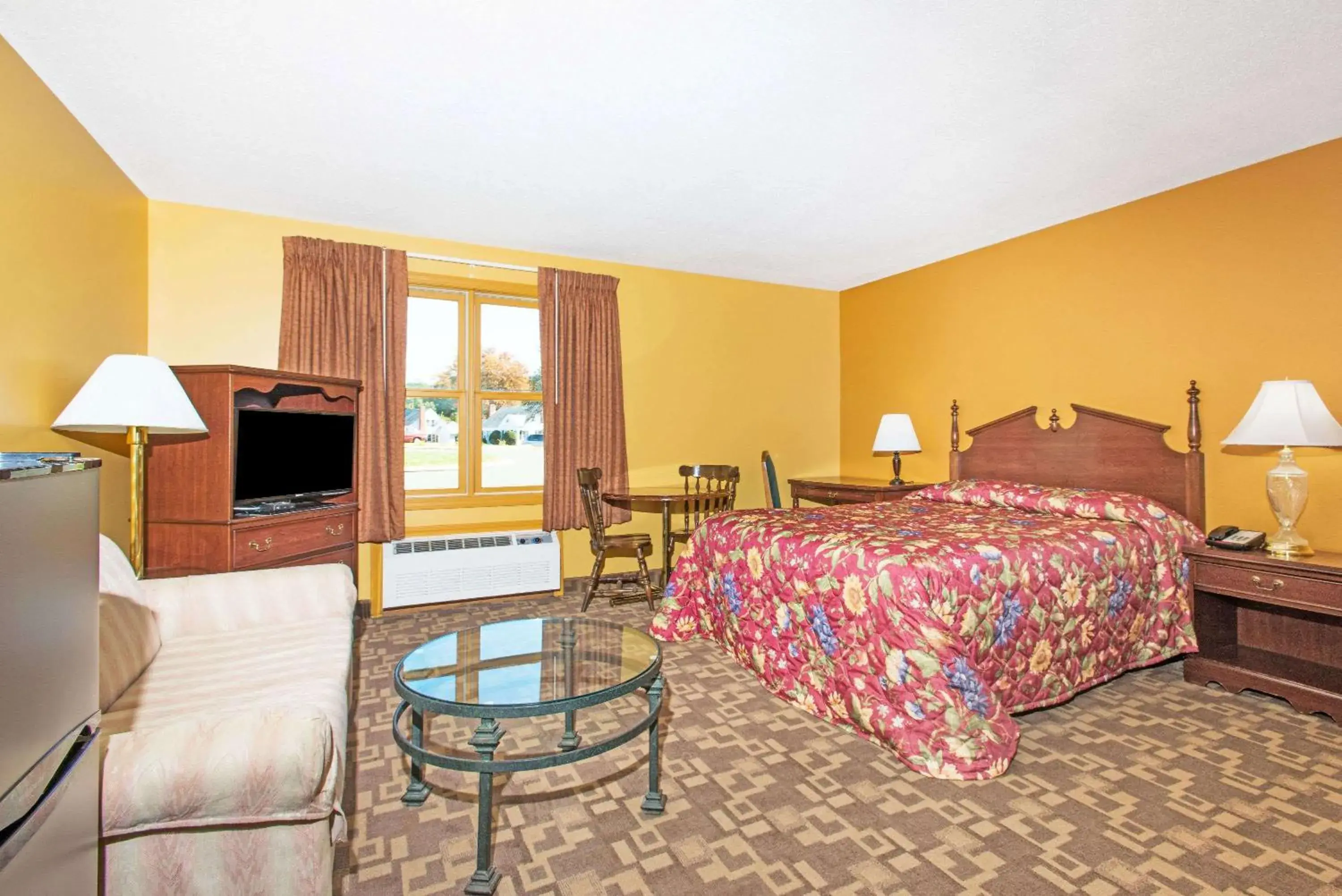 Photo of the whole room, Bed in Knights Inn Hadley Photo of the whole room, Bed in Knights Inn Hadley