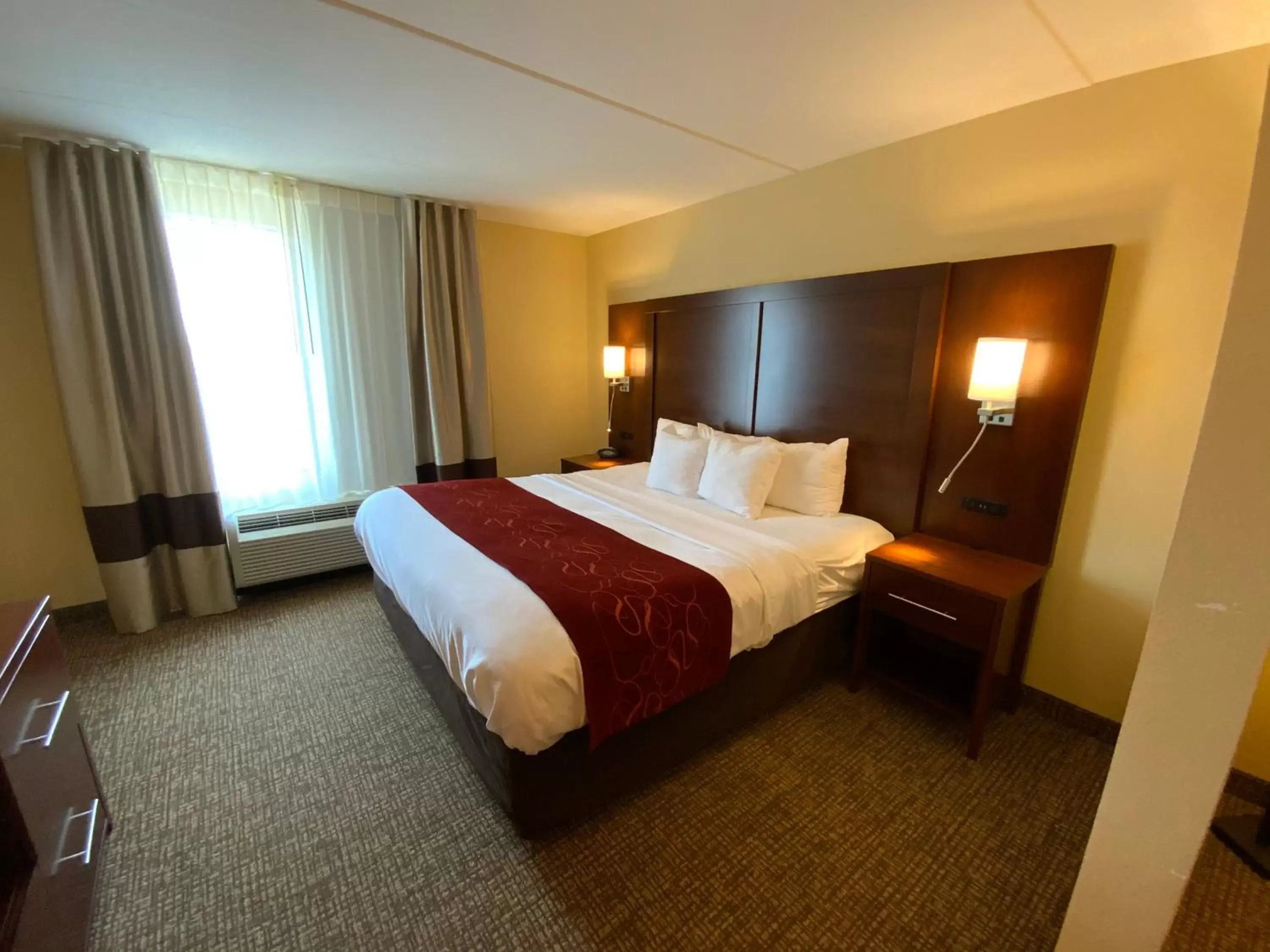 Bedroom, Bed in Comfort Suites Fredericksburg North