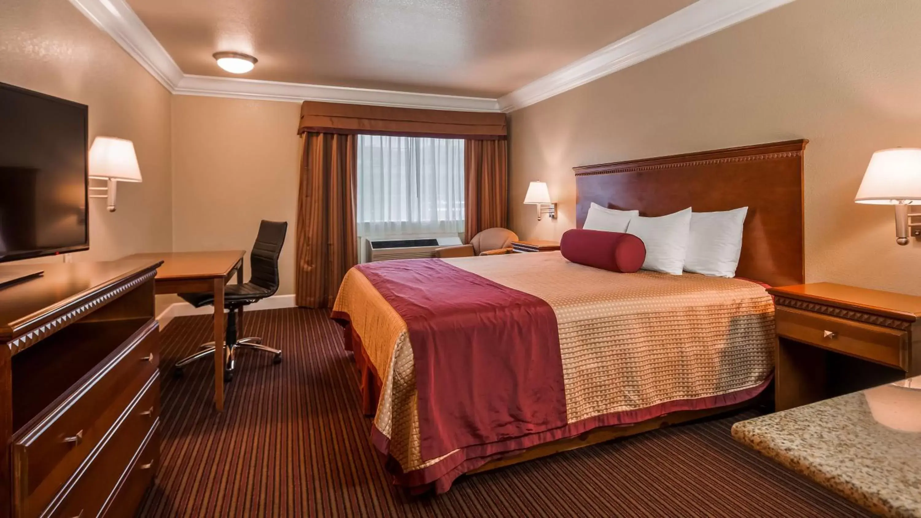 Photo of the whole room, Bed in Best Western Willits Inn