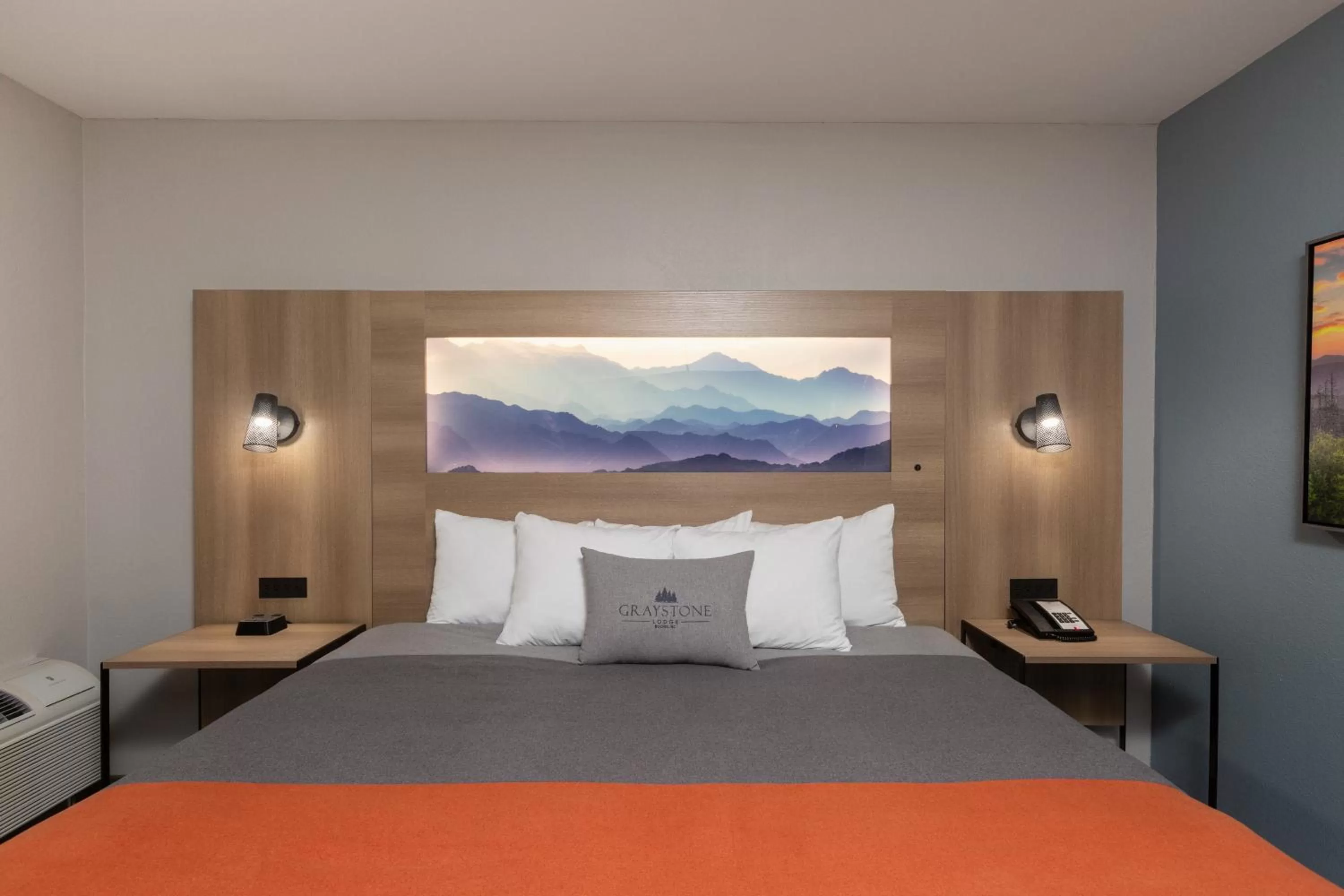 Bed in Graystone Lodge, an Ascend Collection Hotel