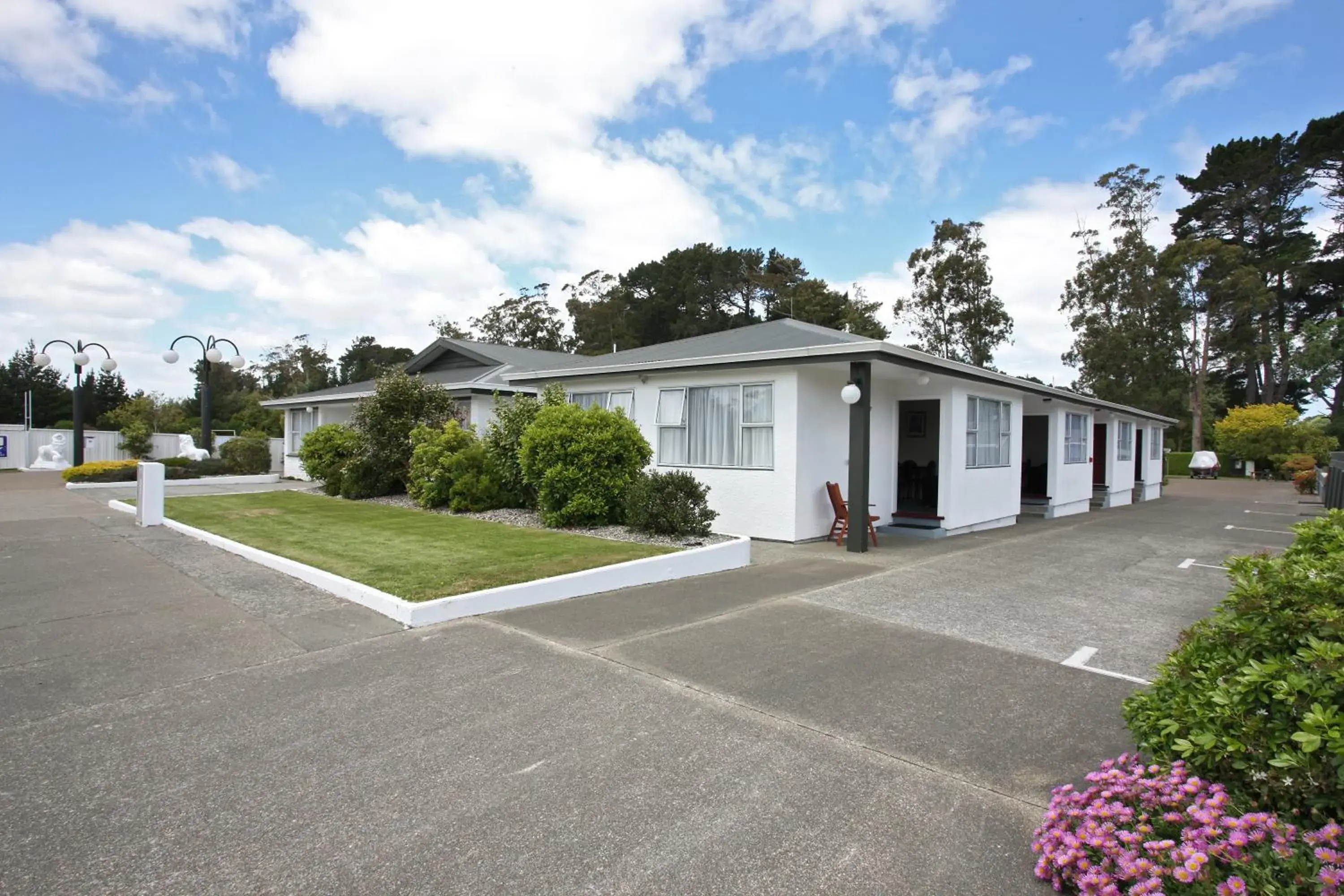 Facade/entrance in Queens Park Motels Facade/entrance in Queens Park Motels