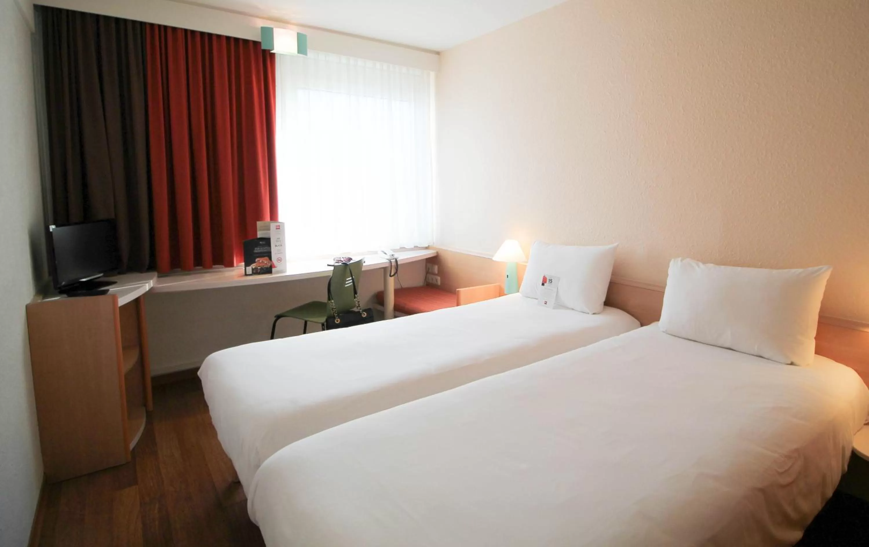 Photo of the whole room, Bed in ibis Hotel Düsseldorf Hauptbahnhof