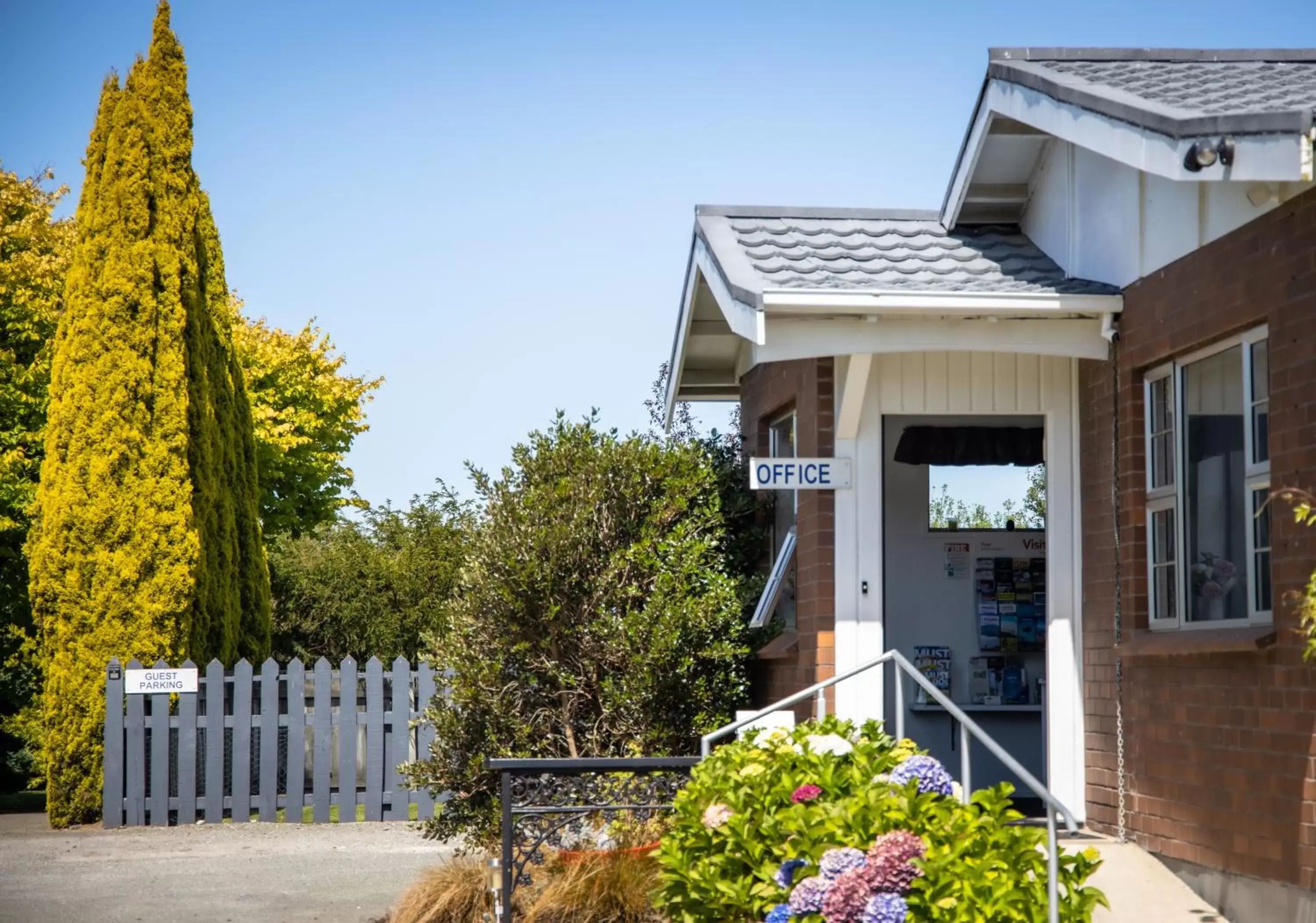 Property building in Colonial Lodge Motel Property building in Colonial Lodge Motel