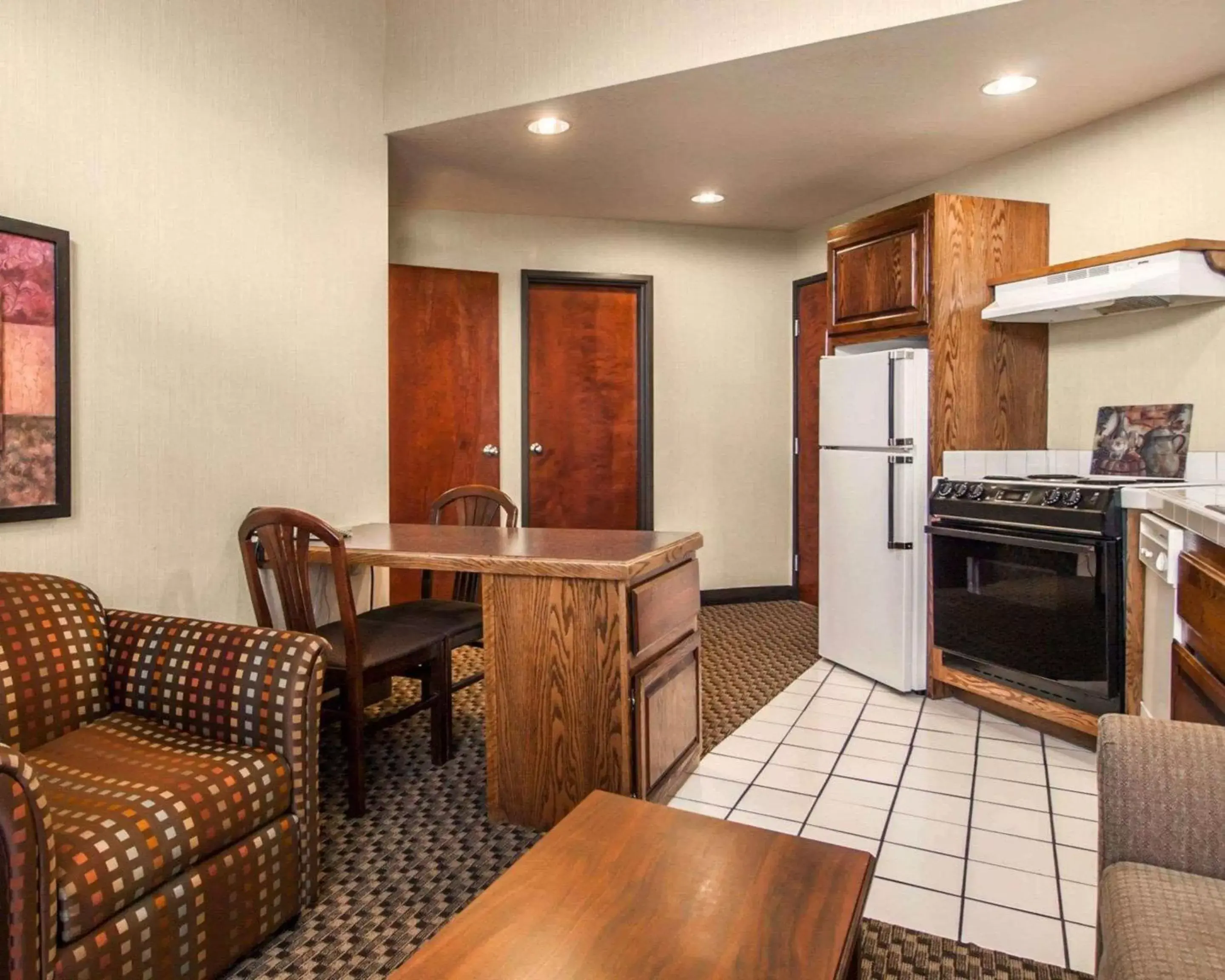 Bedroom, Kitchen/Kitchenette in Comfort Suites Corvallis