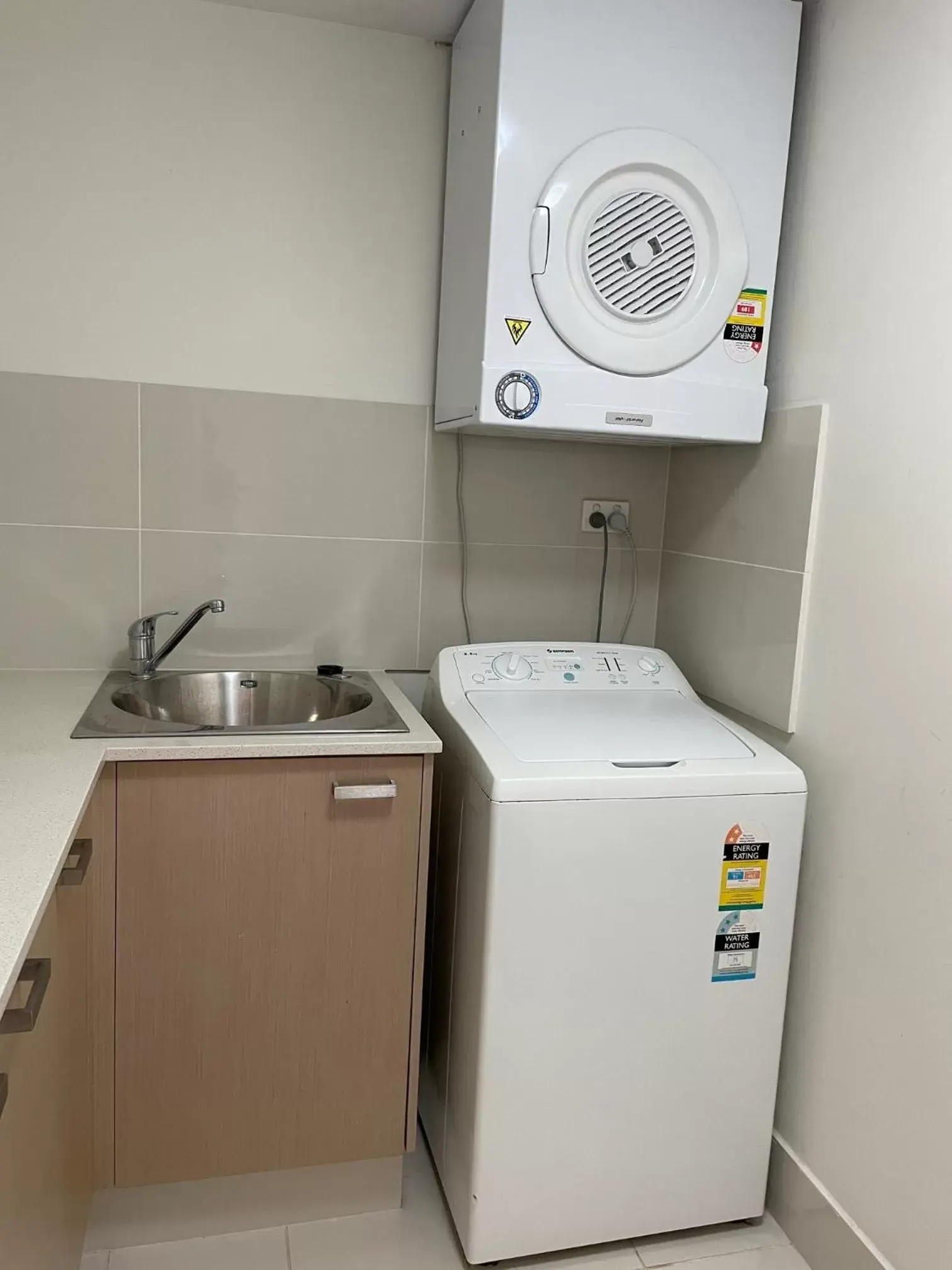 washing machine, Kitchen/Kitchenette in Signature Waterfront Apartments