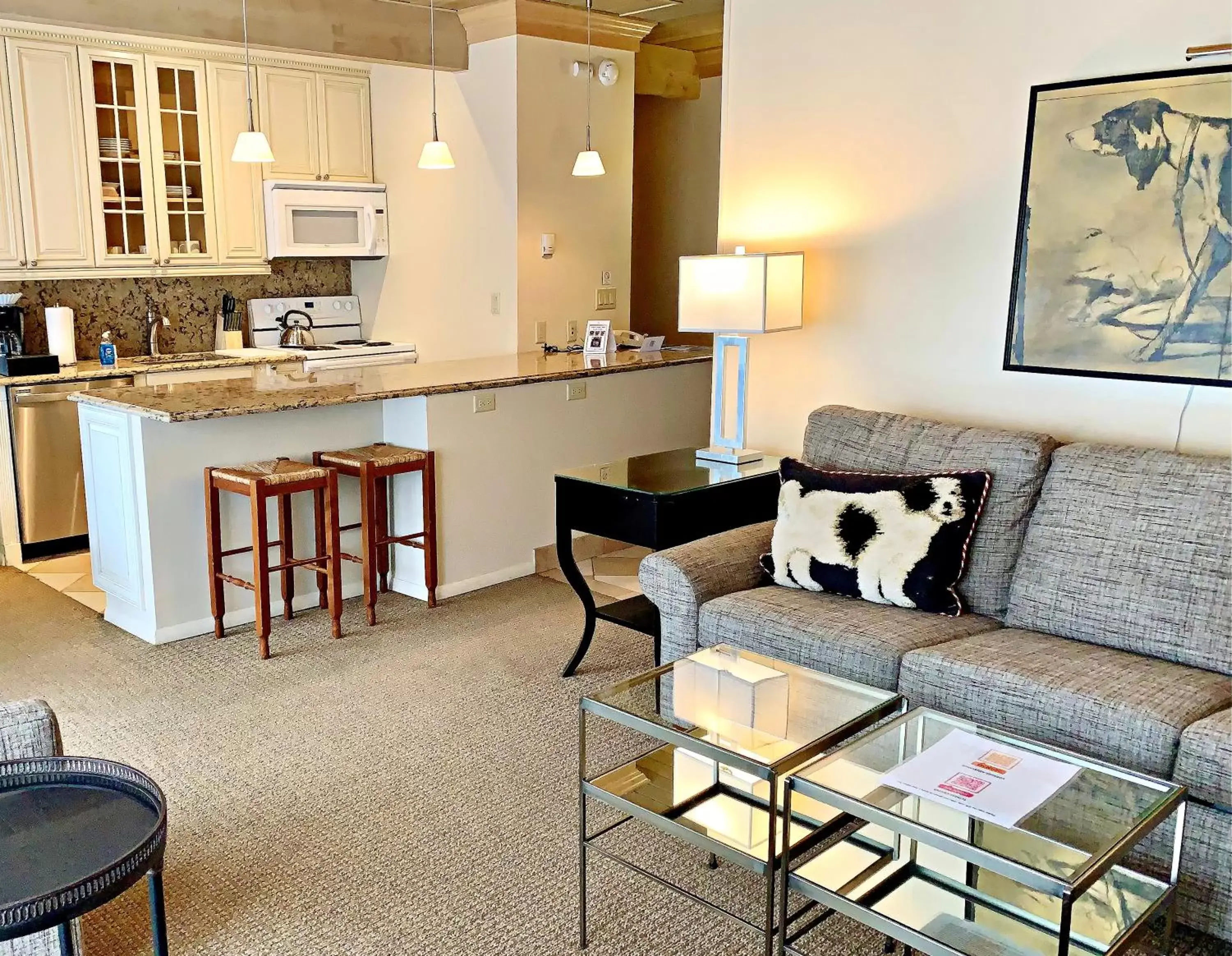 Kitchen or kitchenette, Seating Area in Aspen Square Condominium Hotel
