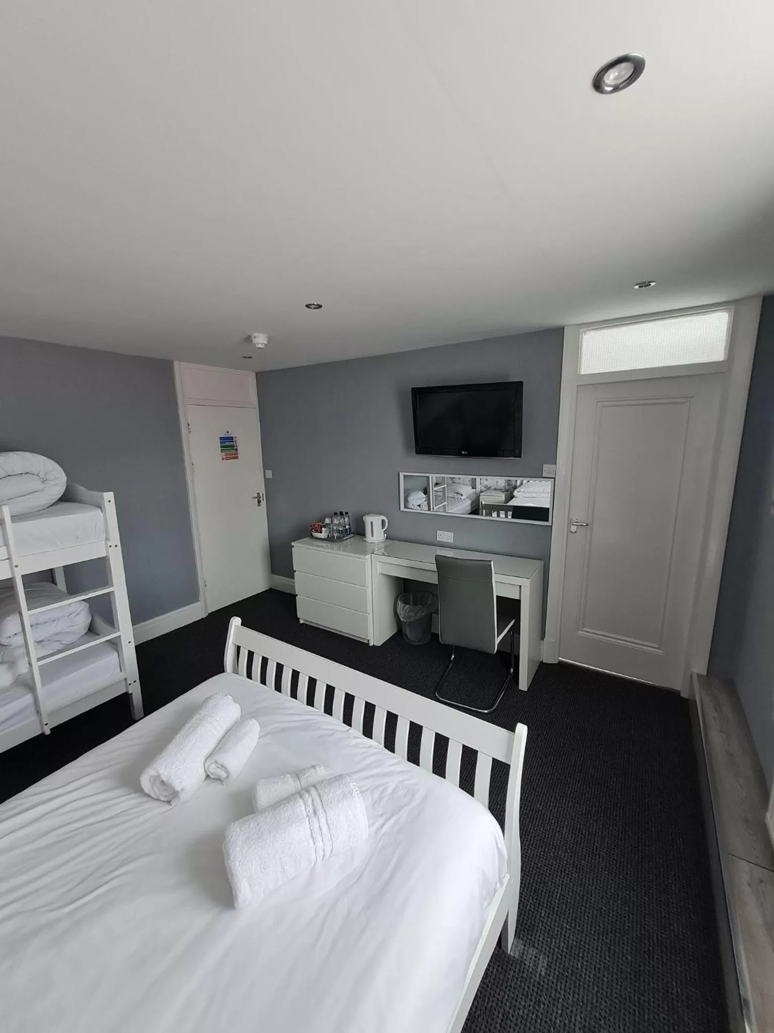 TV and multimedia, Bed in Queens Plaza Hotel