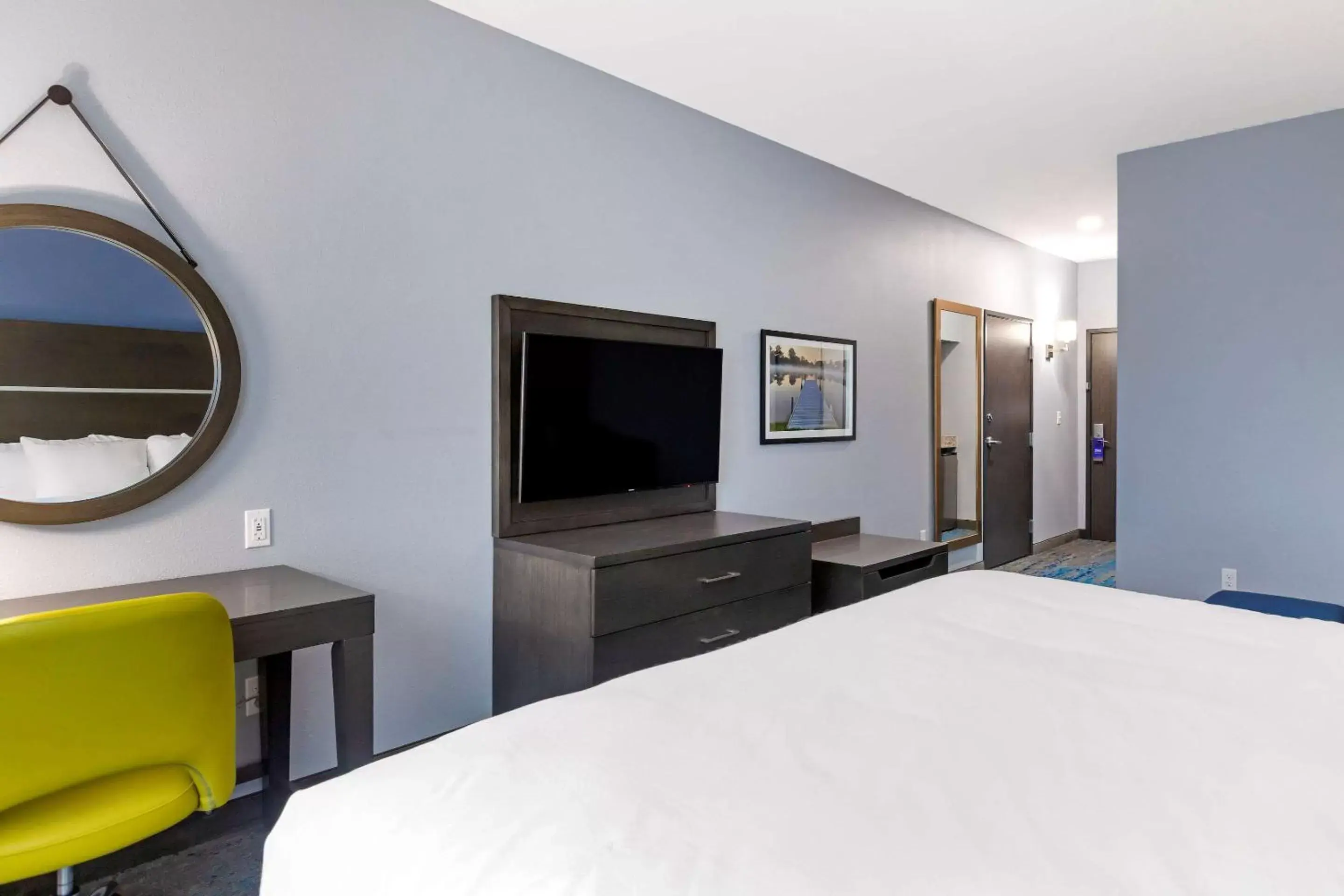 Photo of the whole room, Bed in Comfort Inn & Suites