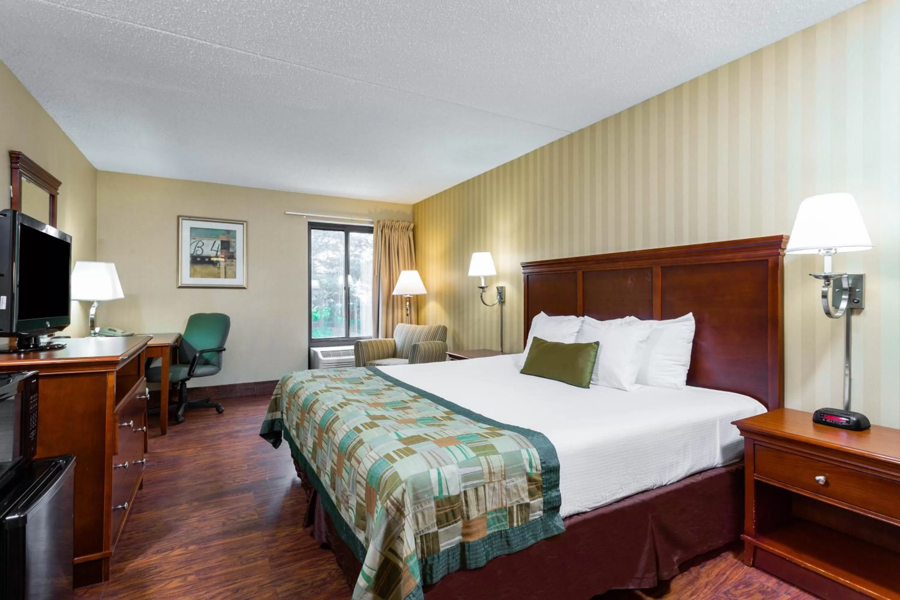 Photo of the whole room, Bed in Days Inn by Wyndham Westminster