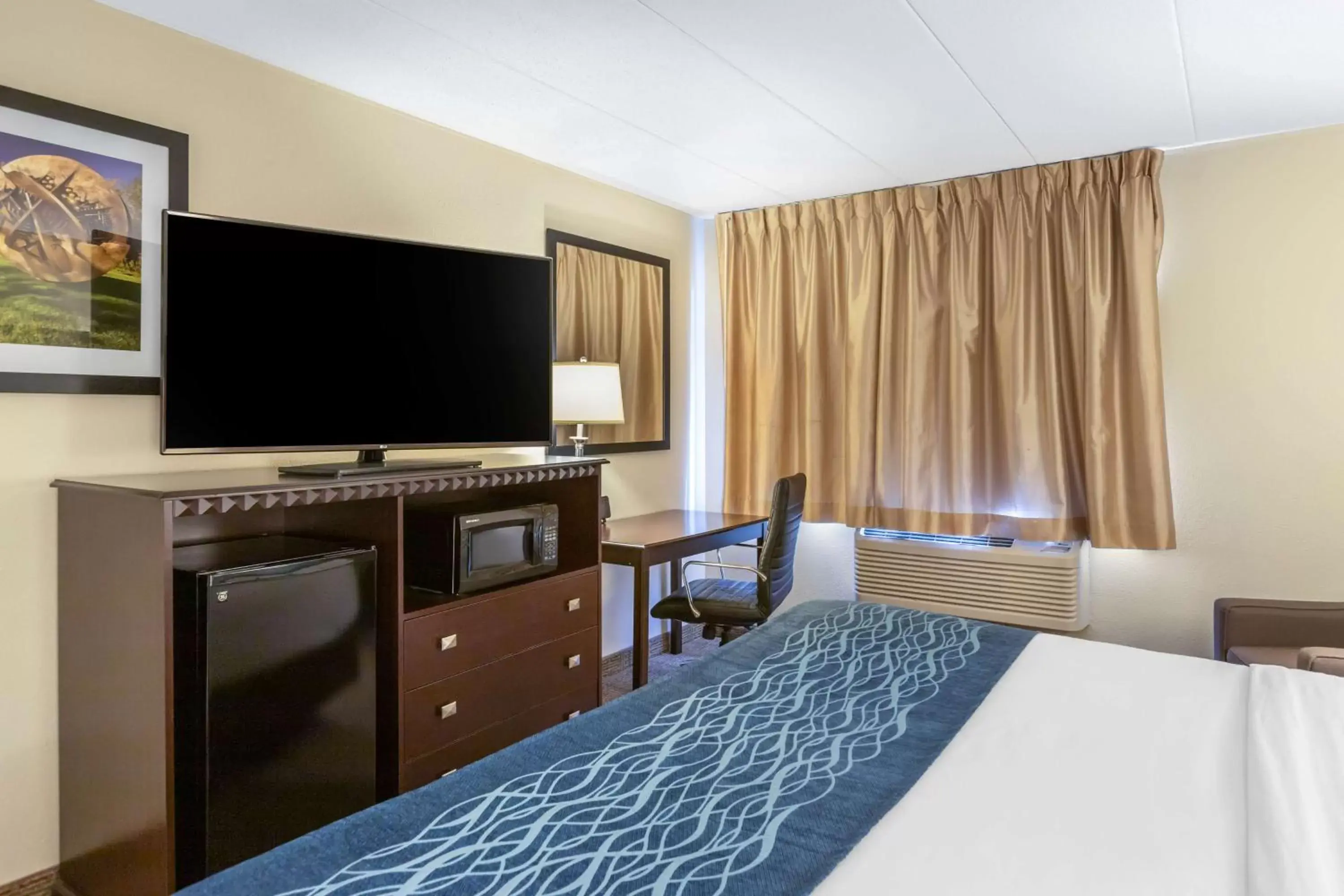 Photo of the whole room, TV/Entertainment Center in Comfort Inn Grand Rapids Airport