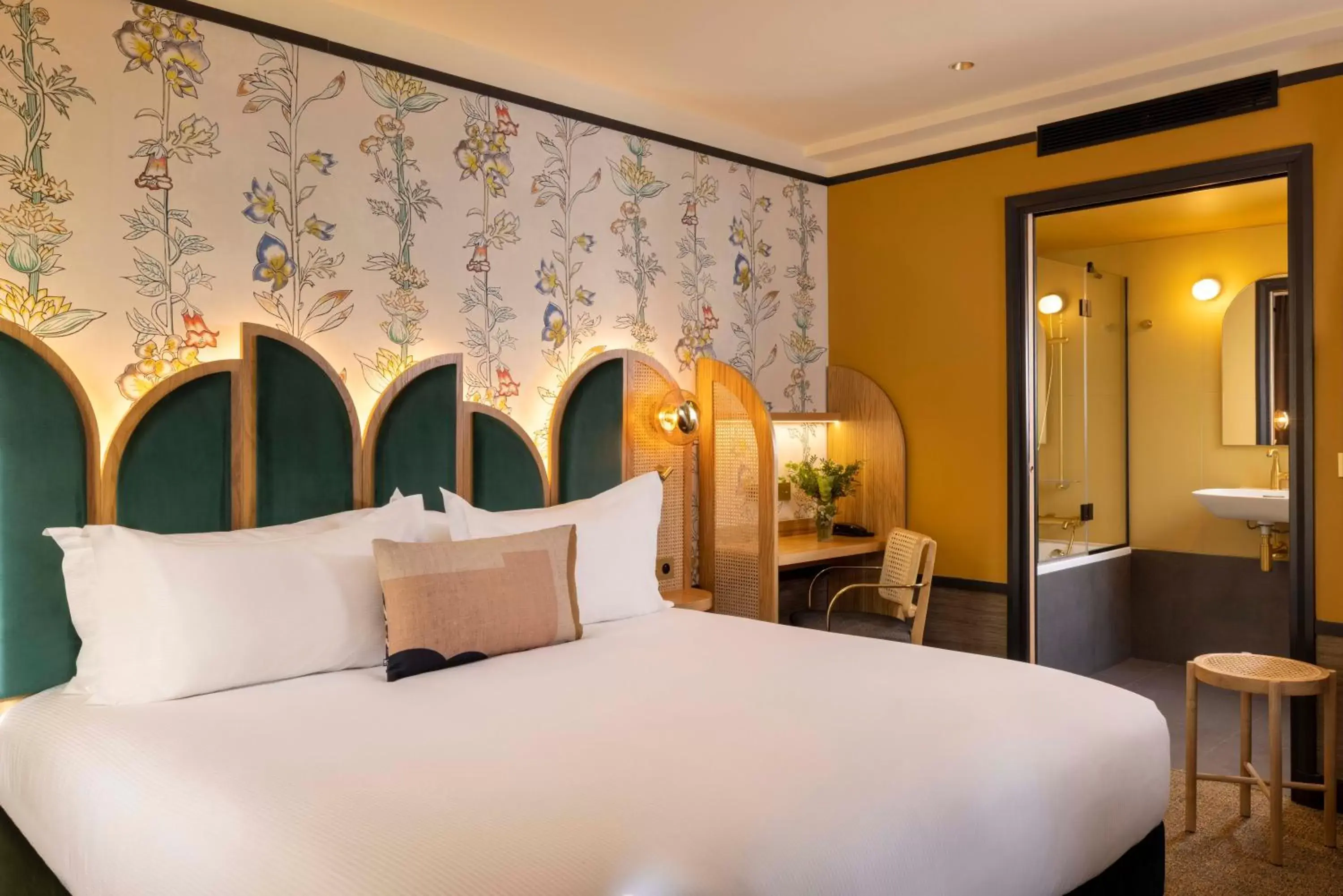 Bed in Hôtel Jardin de Cluny