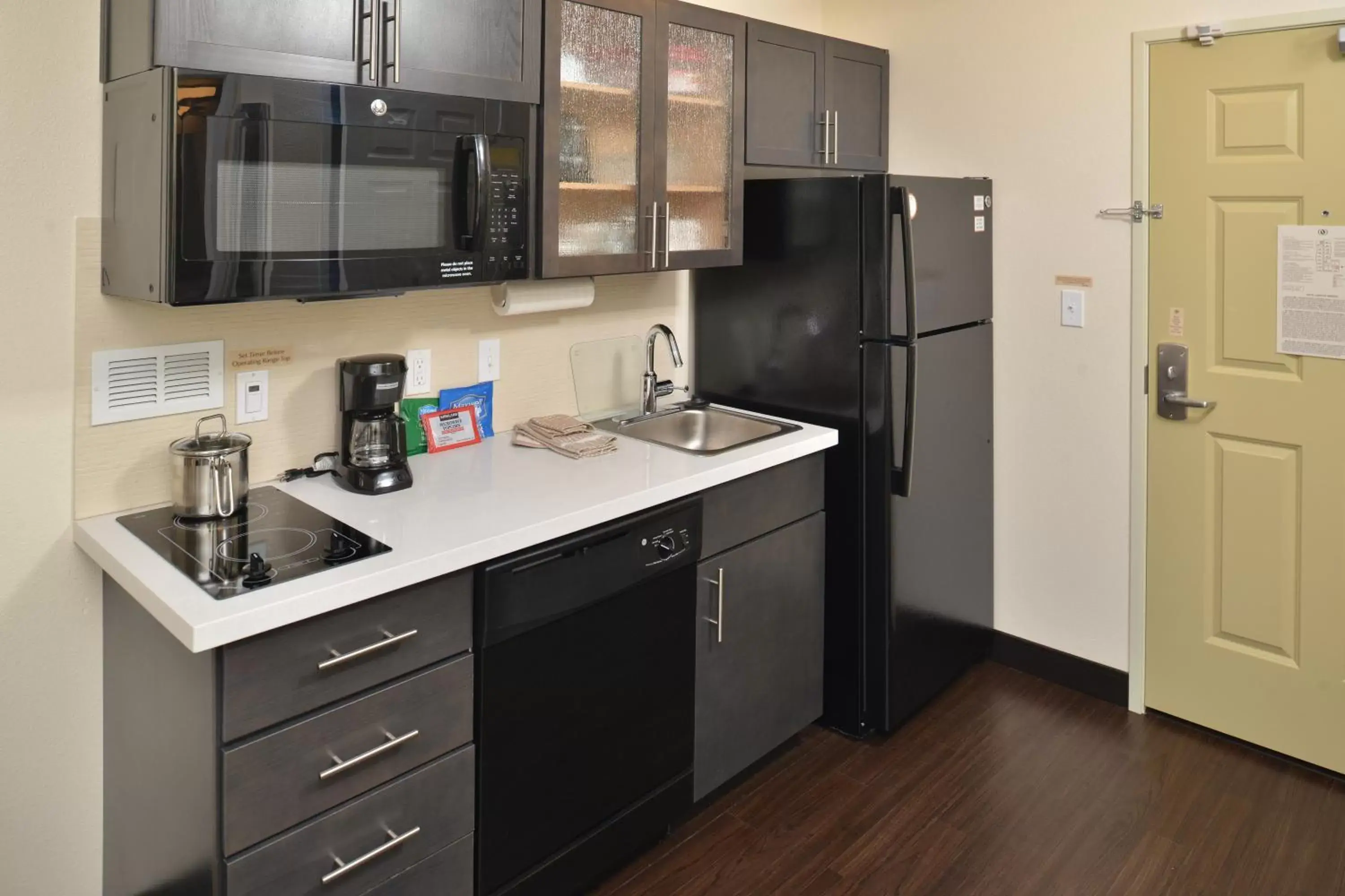 Photo of the whole room, Kitchen/Kitchenette in Candlewood Suites Eugene Springfield, an IHG Hotel