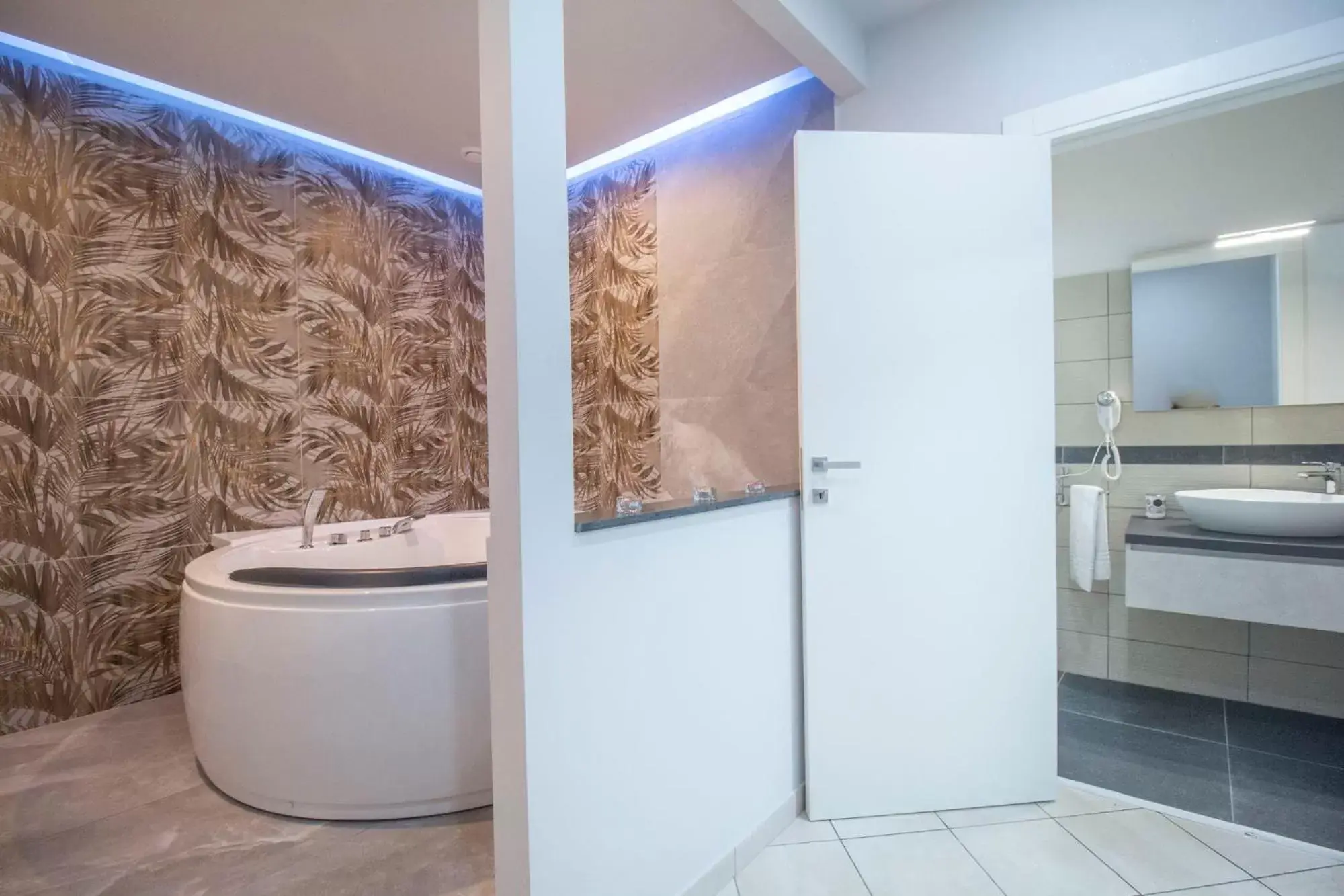 Bathroom in Royal Playa Suite and Apartament