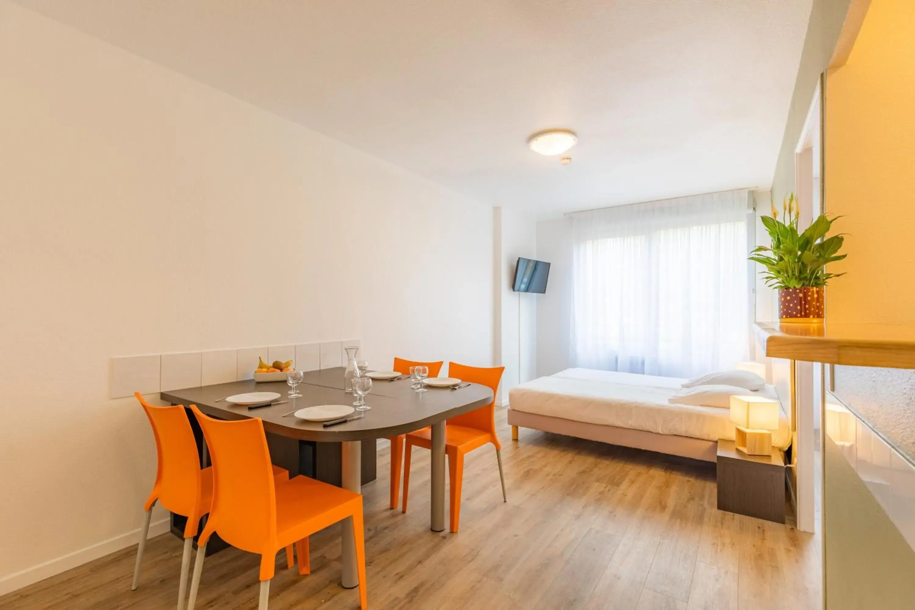 Dining area, Bed in Appart'City Classic Bourg-en-Bresse Dining area, Bed in Appart'City Classic Bourg-en-Bresse