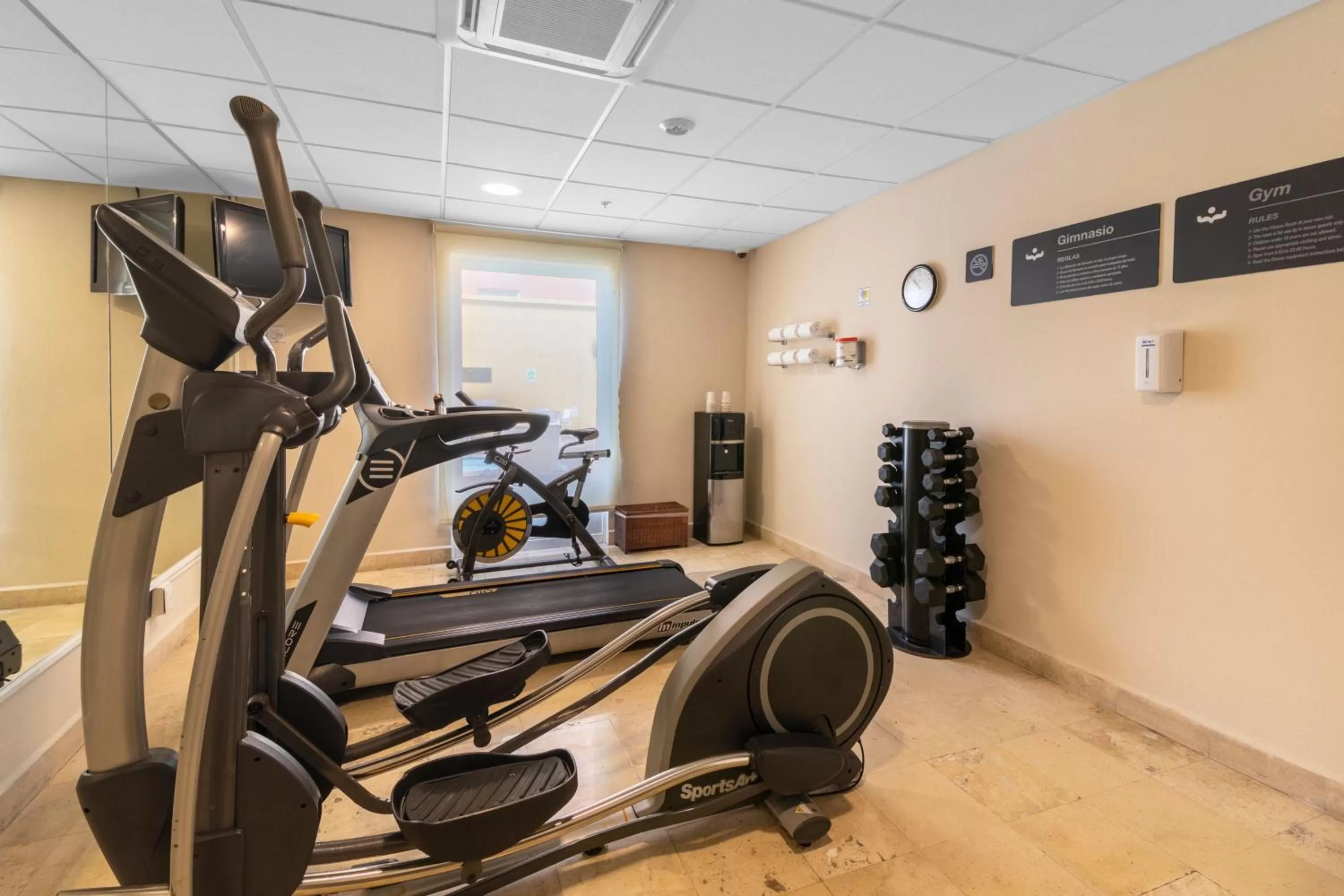 Fitness centre/facilities in City Express by Marriott Cancun