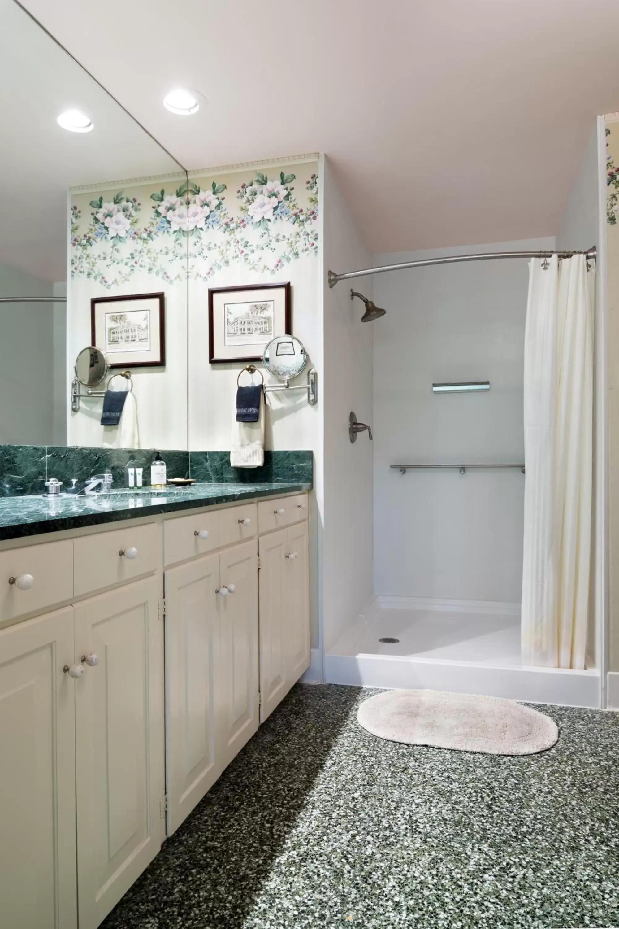 Bathroom, Kitchen/Kitchenette in The Stockade Bed and Breakfast