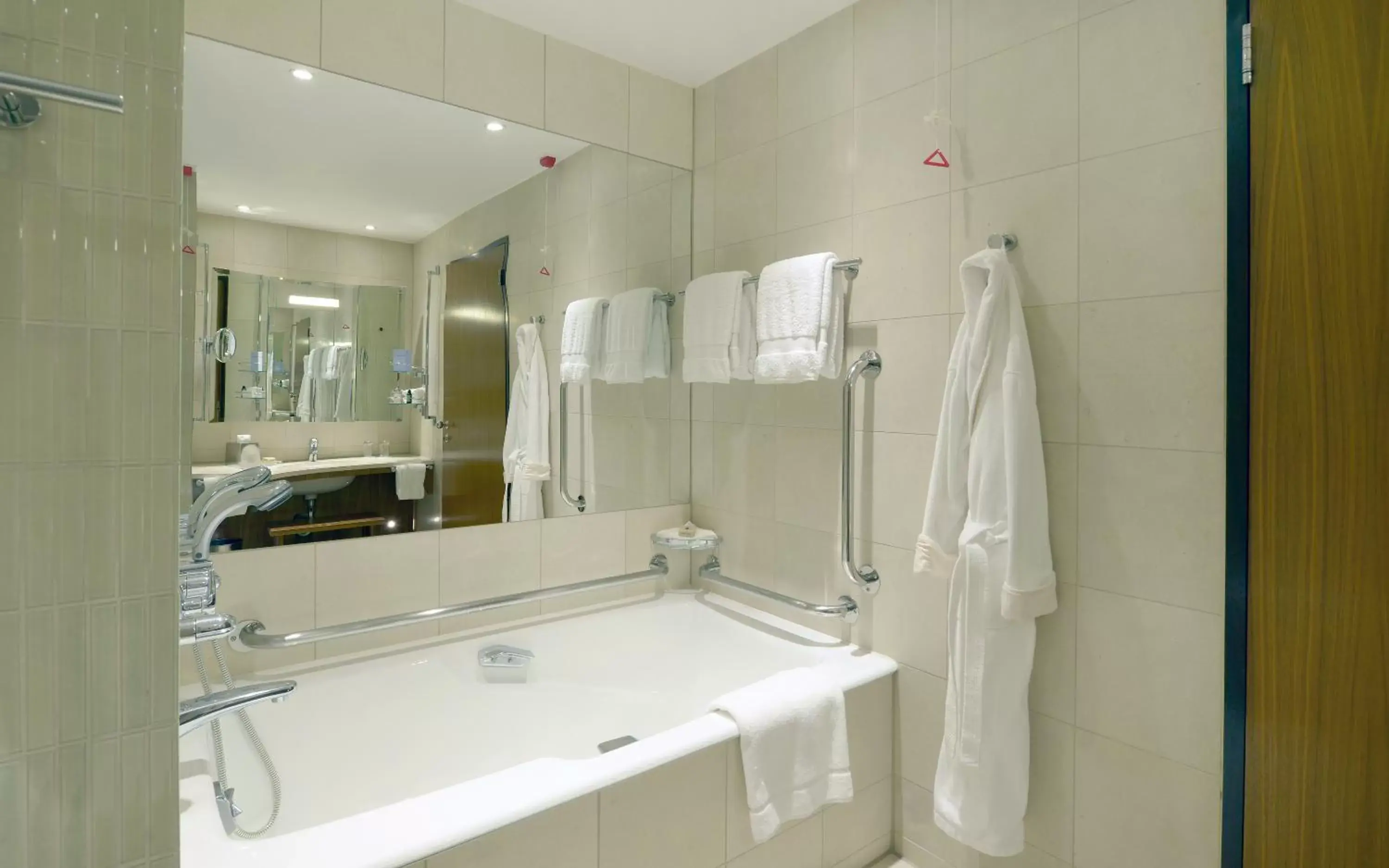 Bathroom in Canary Riverside Plaza Hotel