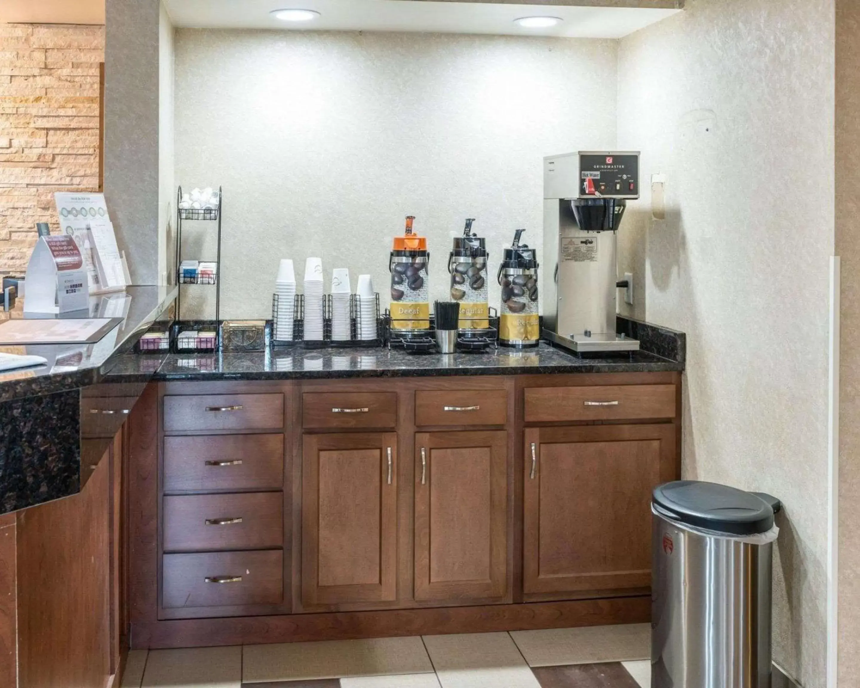 Lobby or reception, Kitchen/Kitchenette in Quality Inn Savage