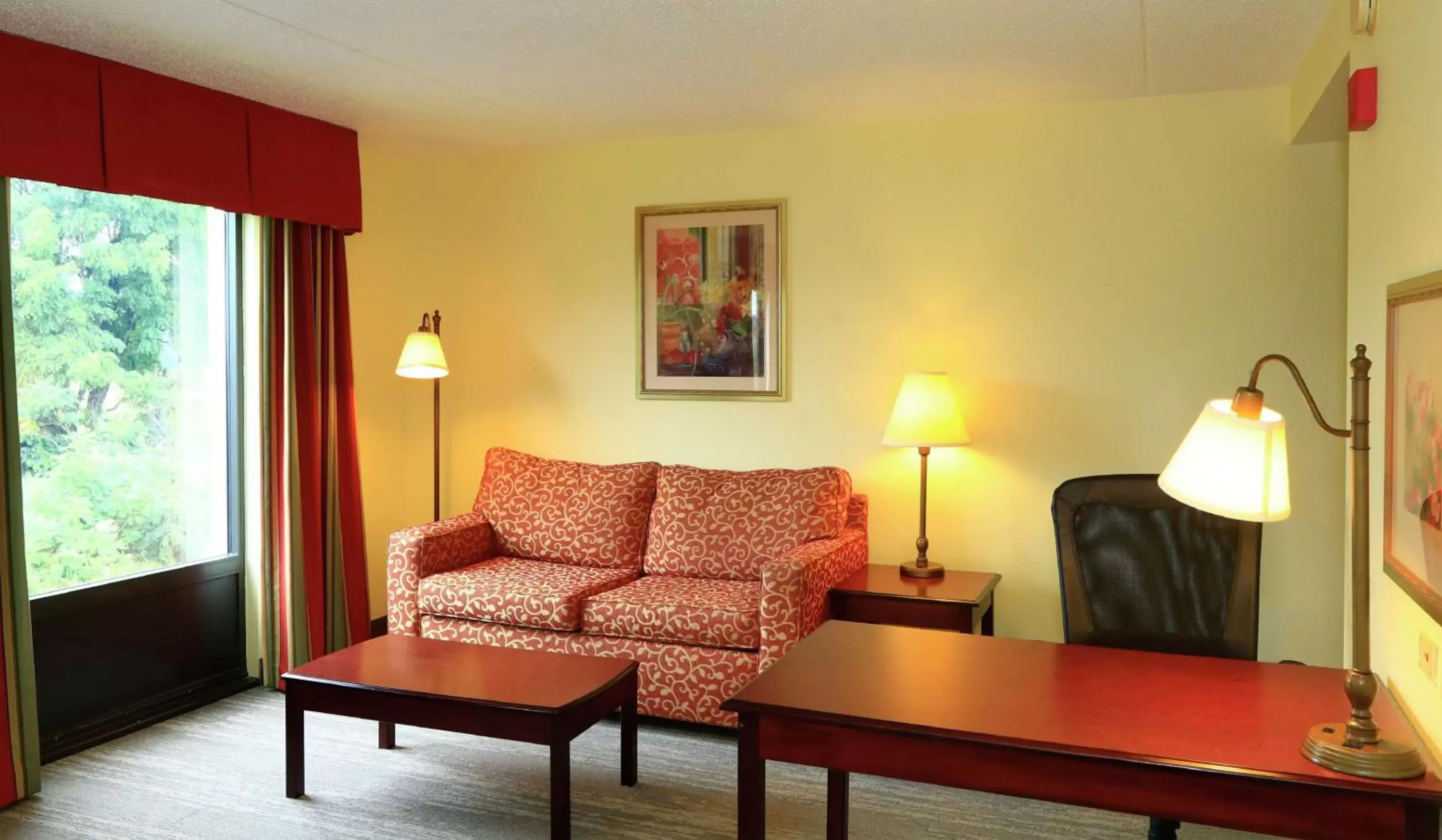 Bedroom, Seating Area in Hampton Inn and Suites of Lamar