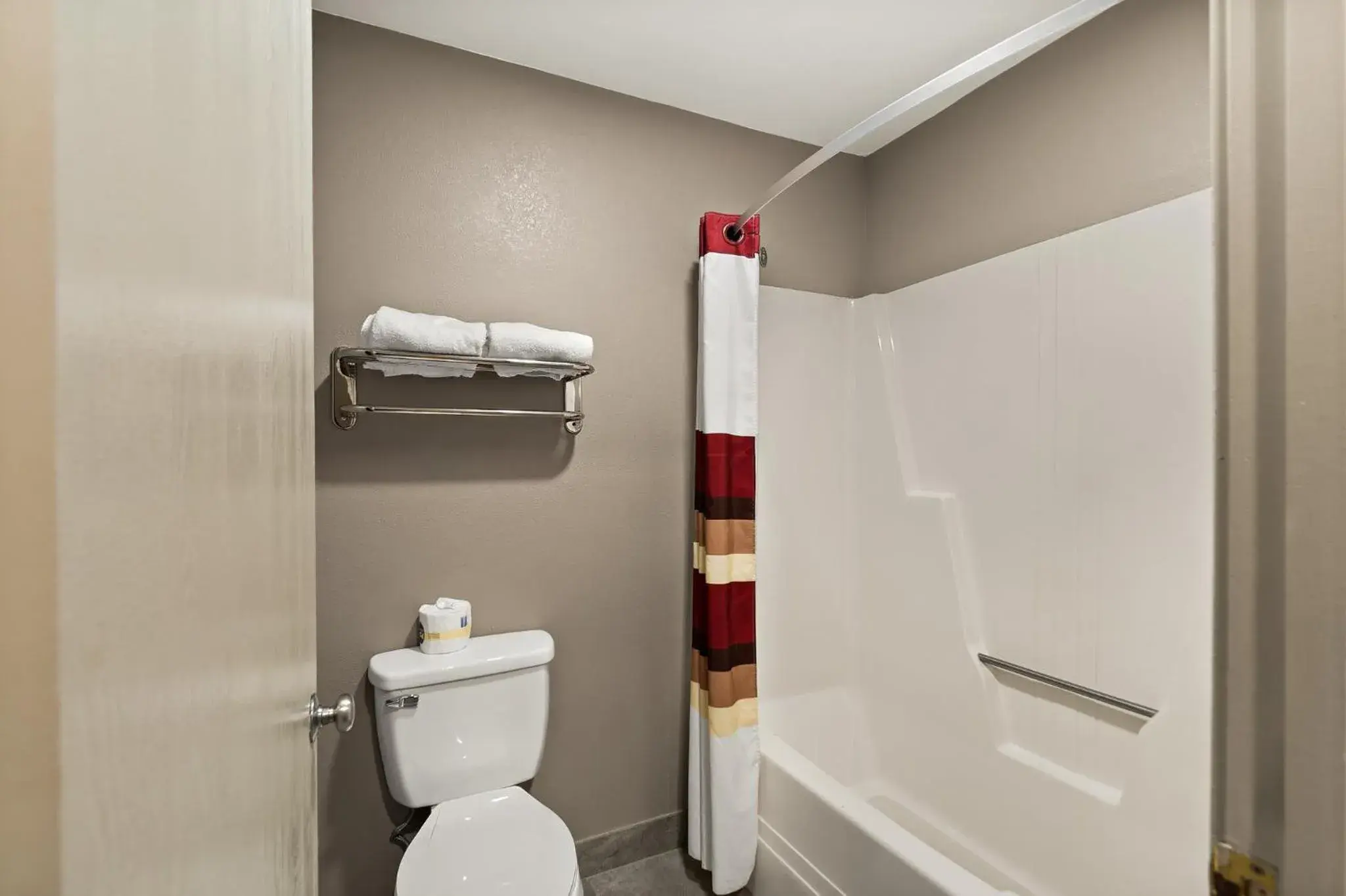 Bathroom in Red Roof Inn Martinsburg