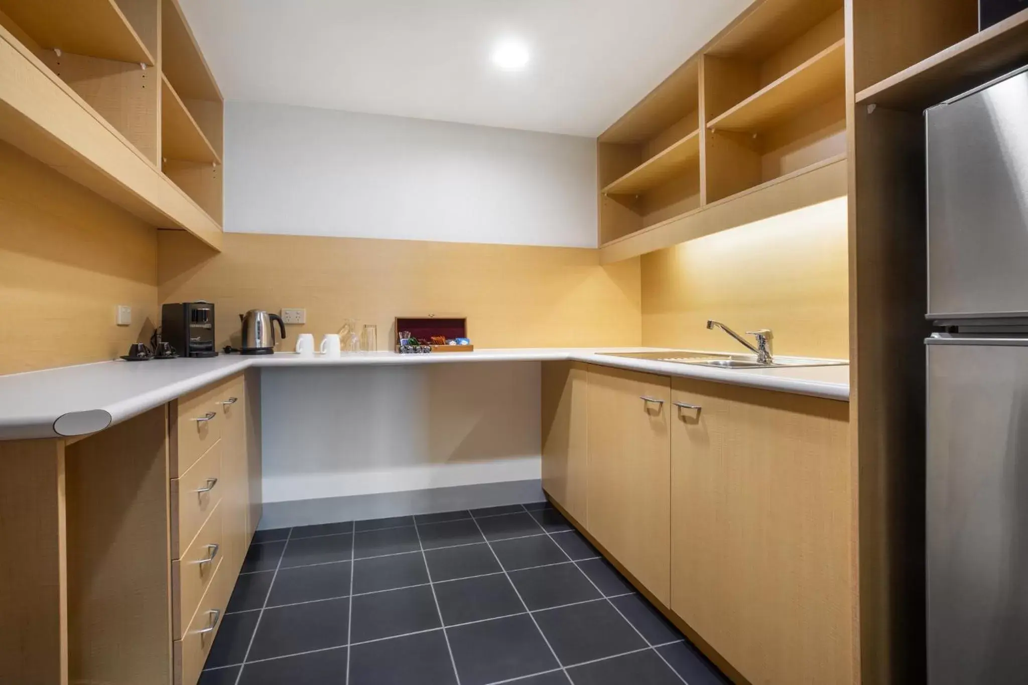 Bedroom, Kitchen/Kitchenette in Holiday Inn Melbourne Airport, an IHG Hotel