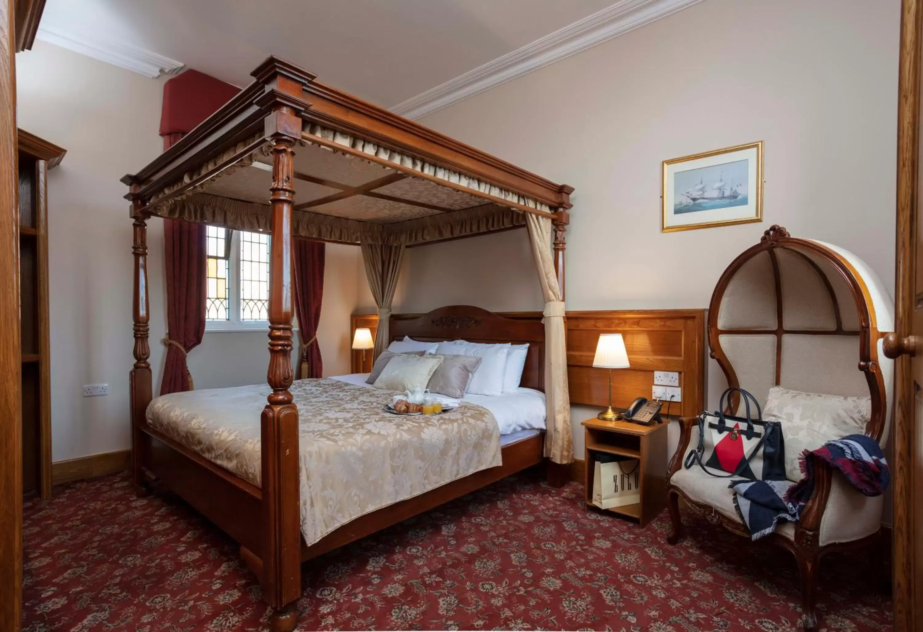 Bed in Scholars Townhouse Hotel