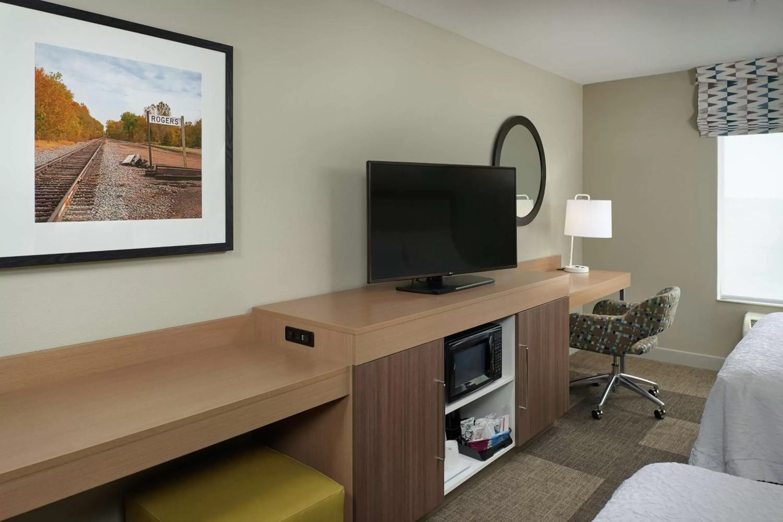 Bedroom, TV/Entertainment Center in Hampton Inn & Suites Rogers