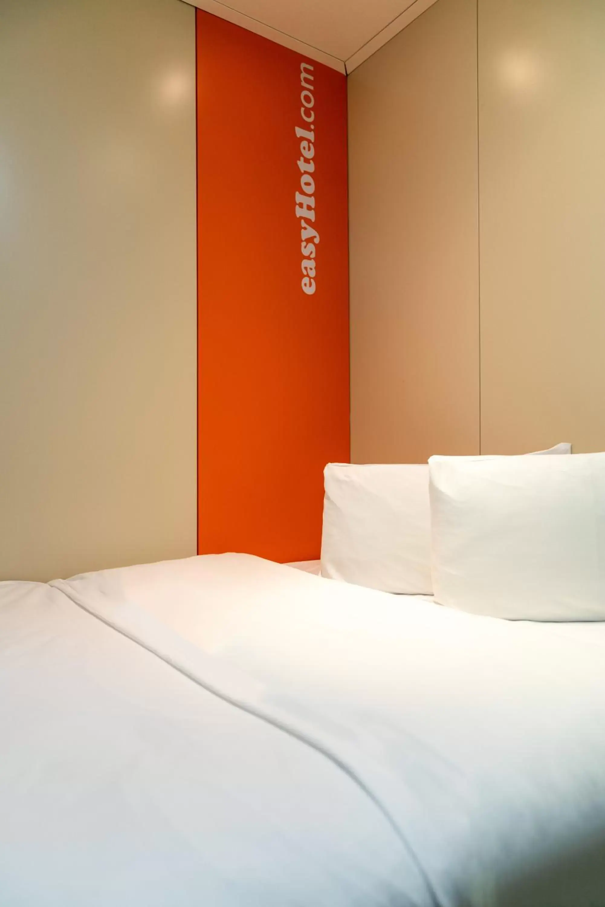 Bedroom, Bed in easyHotel Edinburgh