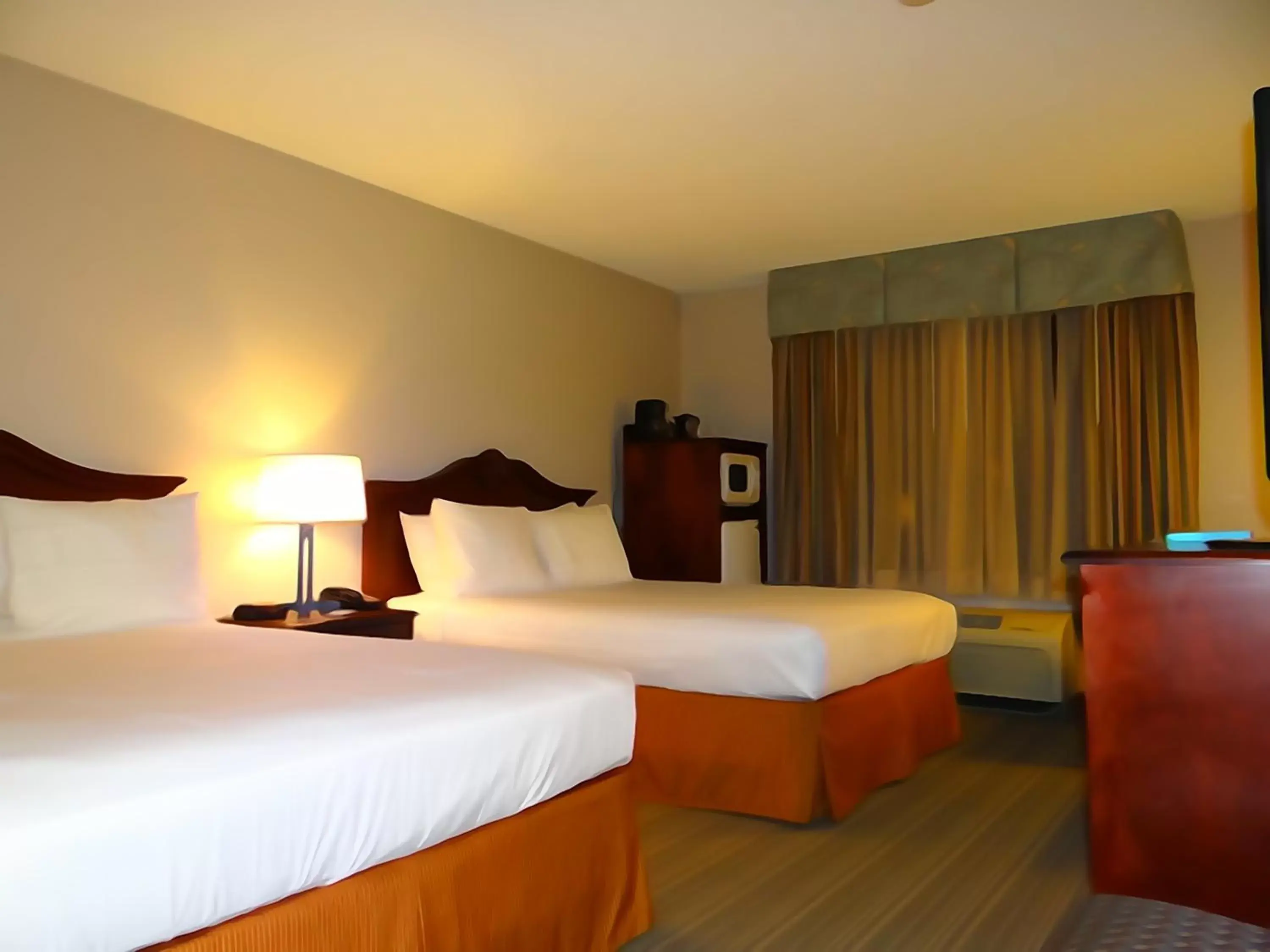 Queen Room with Two Queen Beds in Country Inn & Suites by Radisson, Salisbury, MD
