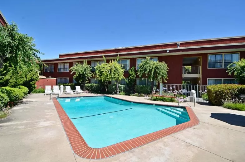 Facade/entrance in County Inn